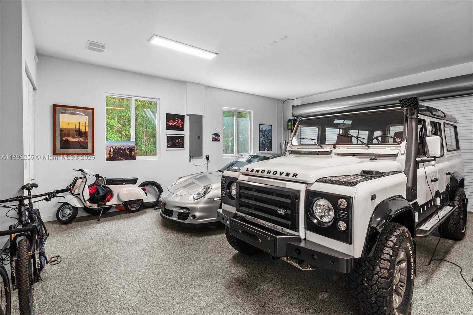 Small Image of 8923 LUDLAM RD, Pinecrest Number 66