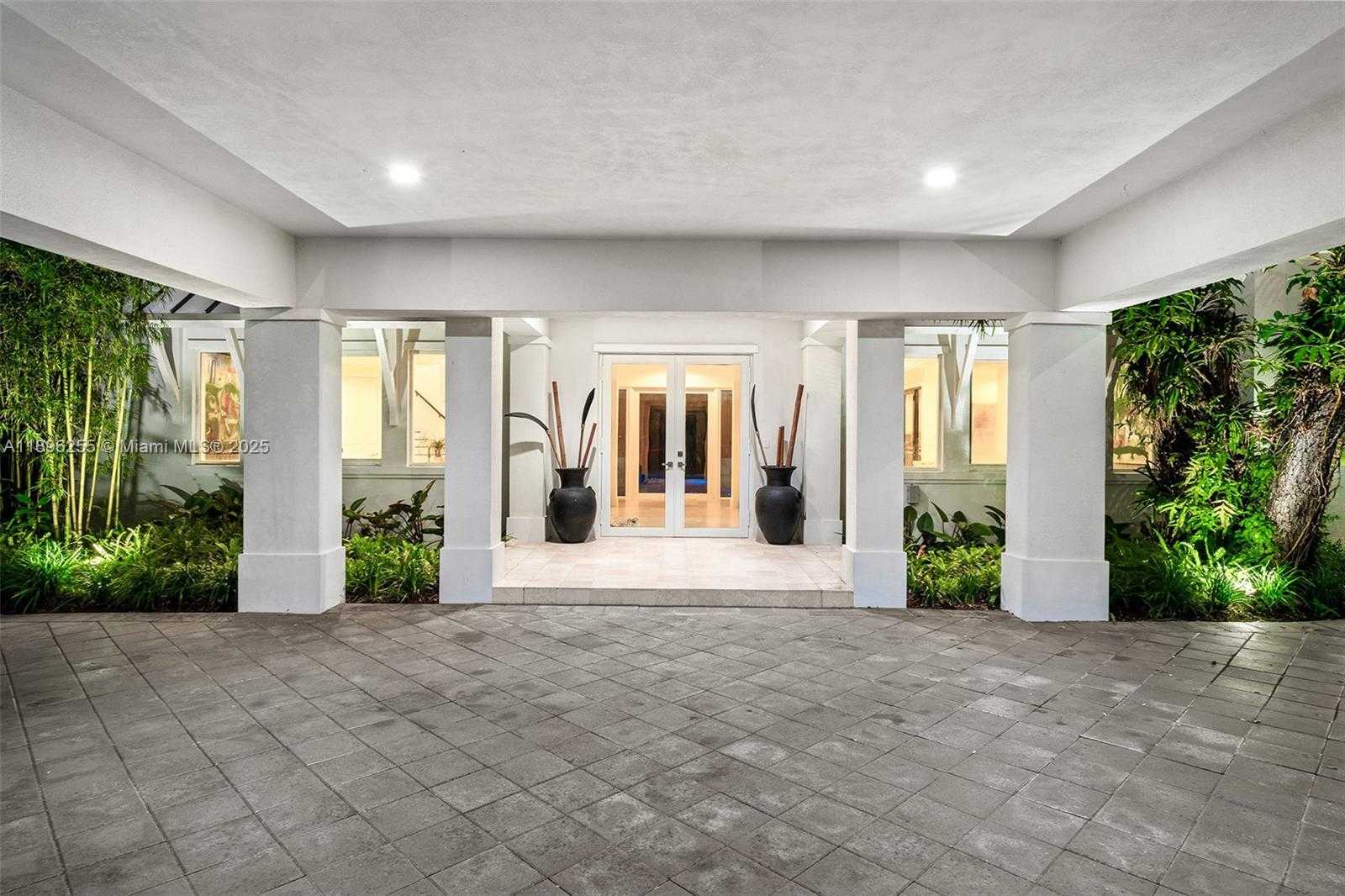 Small Image of 8923 LUDLAM RD, Pinecrest Number 9