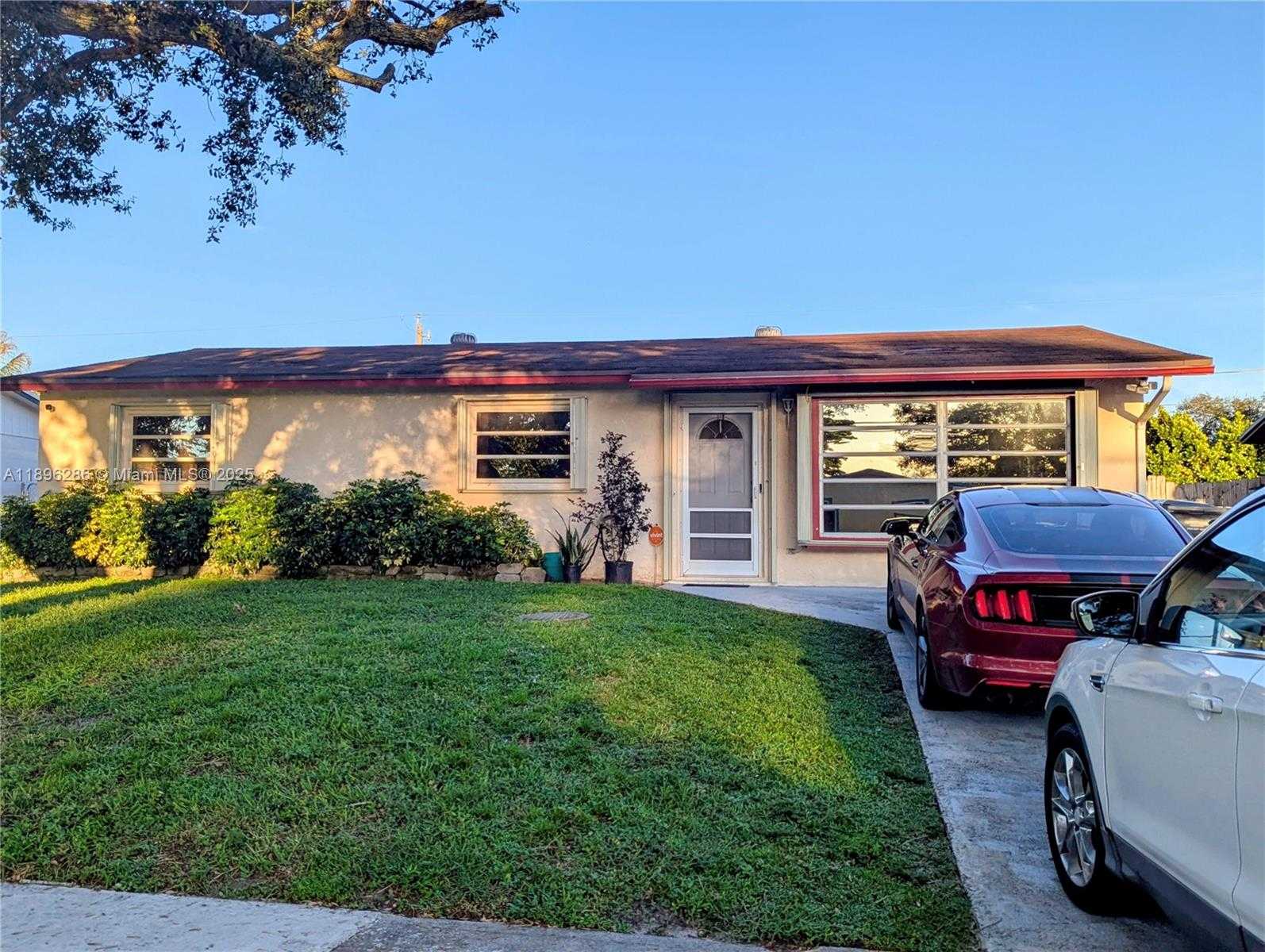 Small Image of 3031 NORTH 74TH AVE, Hollywood Number 2