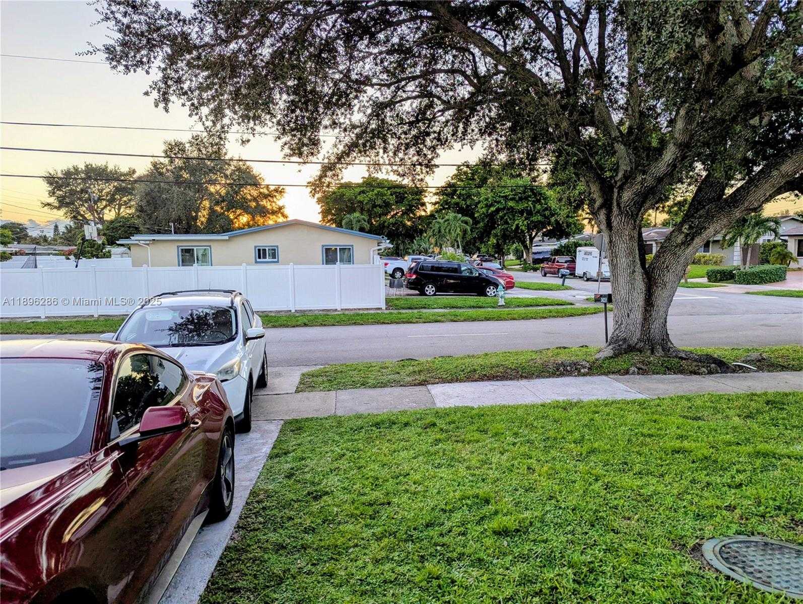 Small Image of 3031 NORTH 74TH AVE, Hollywood Number 3