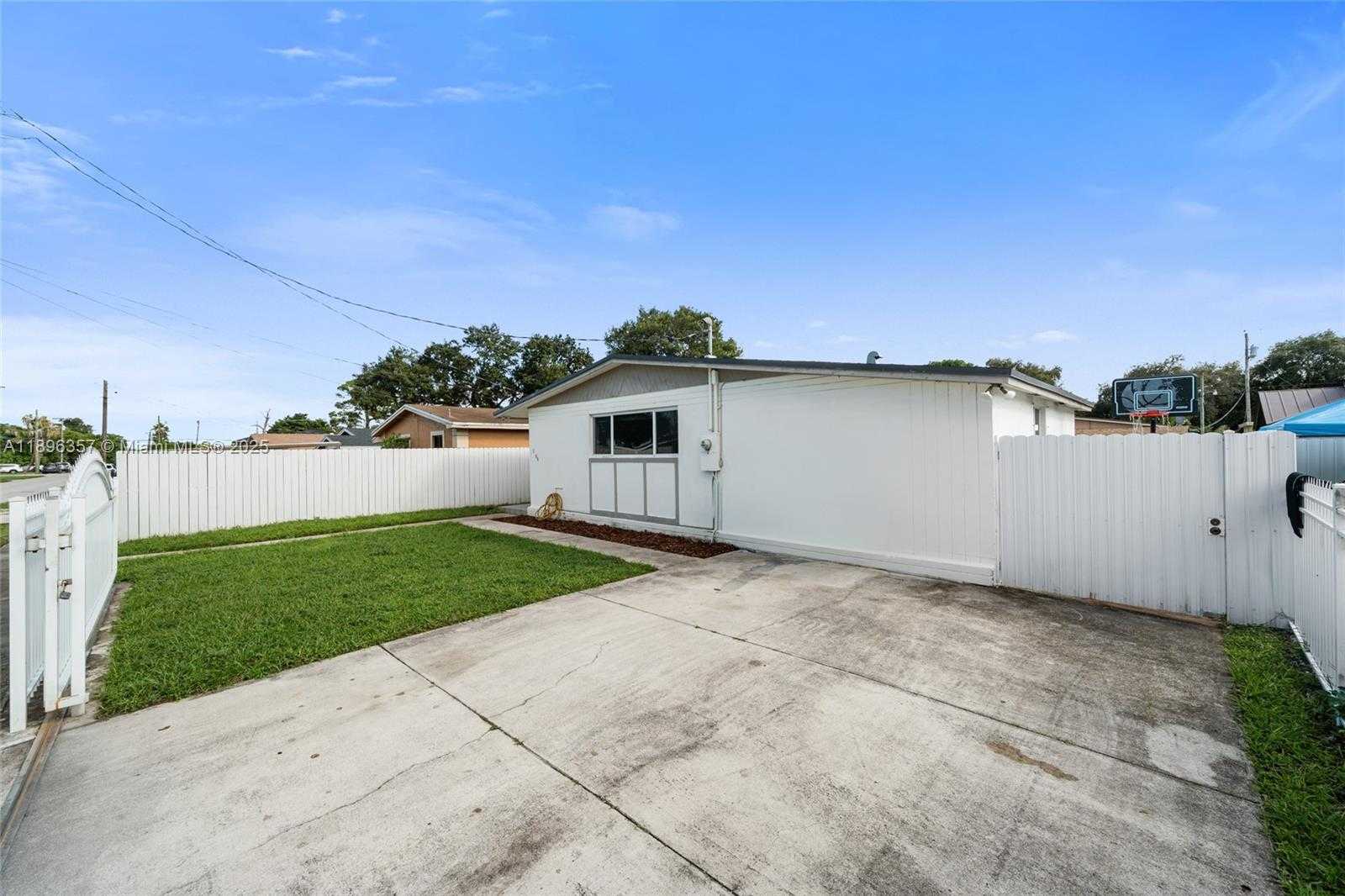 Small Image of 2100 NORTH WEST 154TH ST, Miami Gardens Number 2