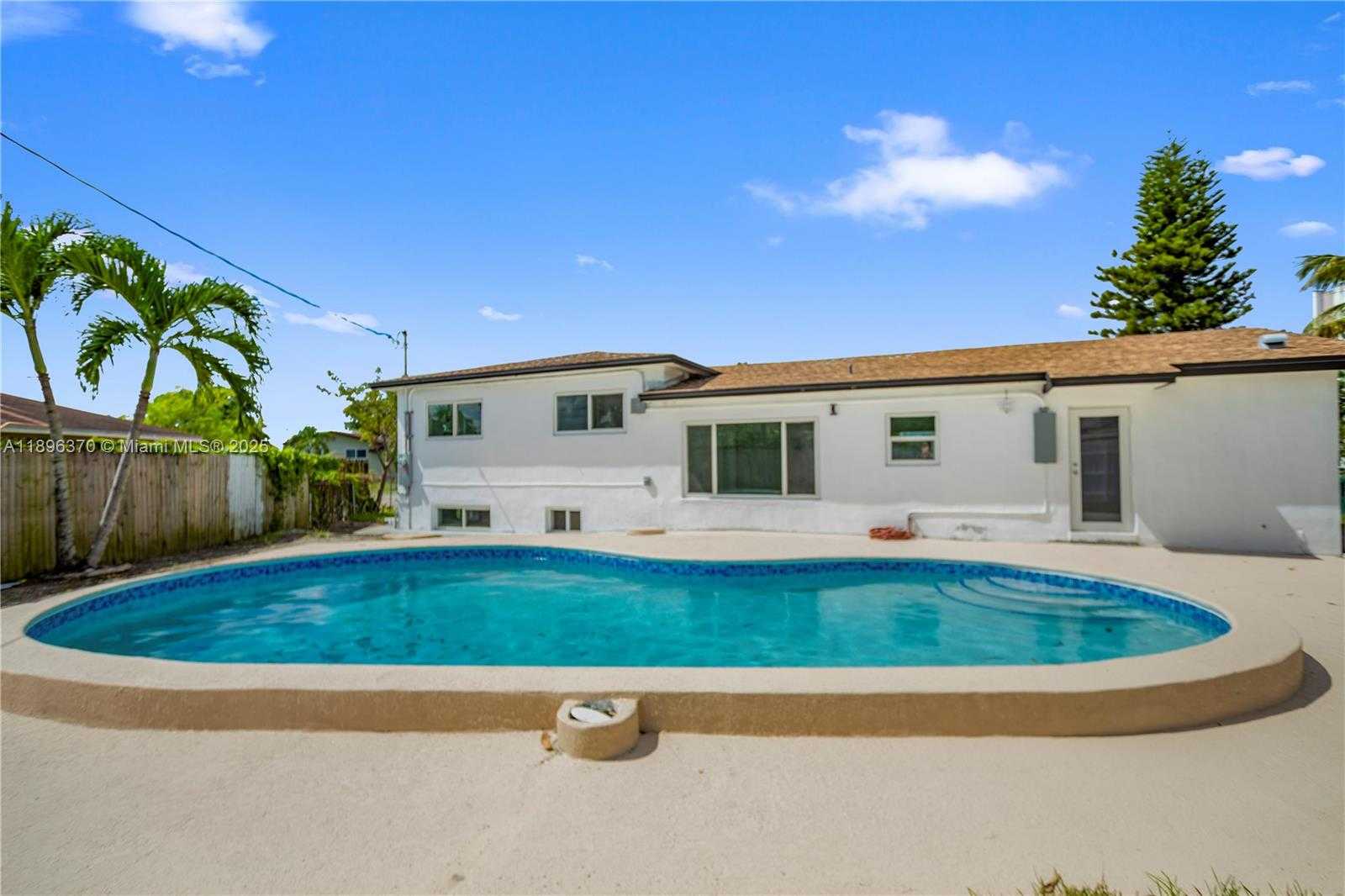 Small Image of 1140 NORTH WEST 193RD ST, Miami Gardens Number 2