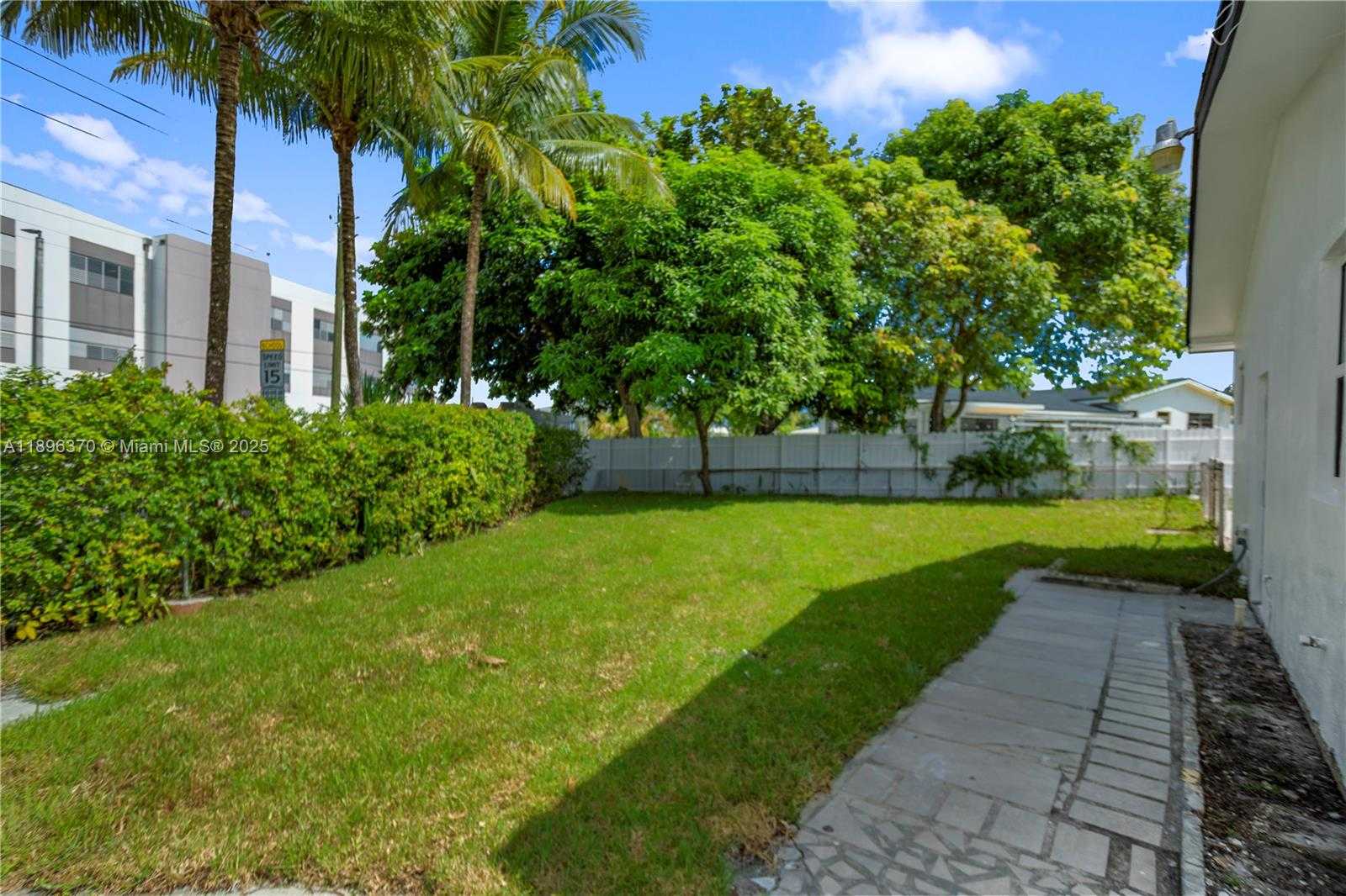 Small Image of 1140 NORTH WEST 193RD ST, Miami Gardens Number 3