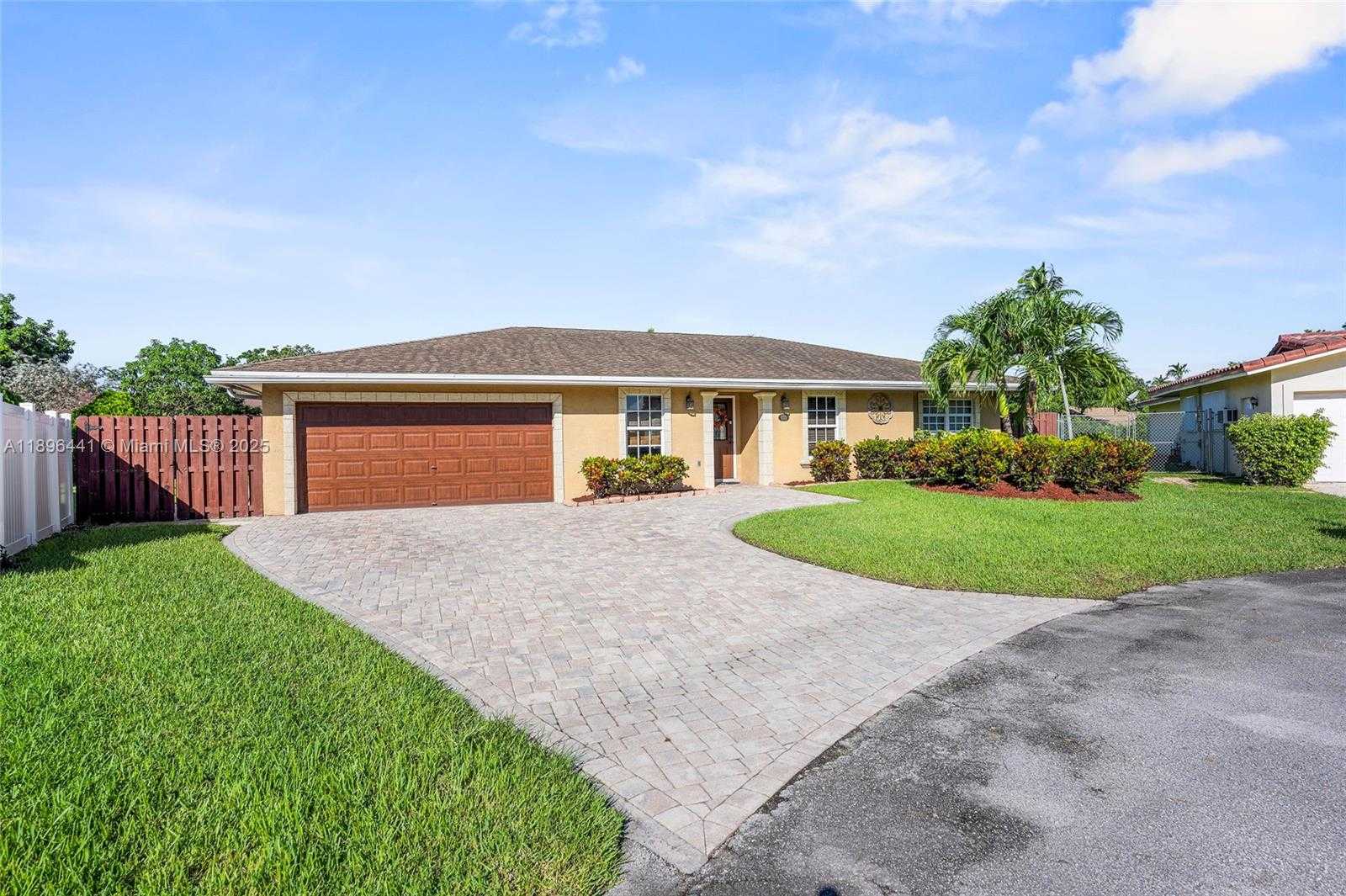 Small Image of 835 WEST PLANTATION CIR, Plantation Number 2