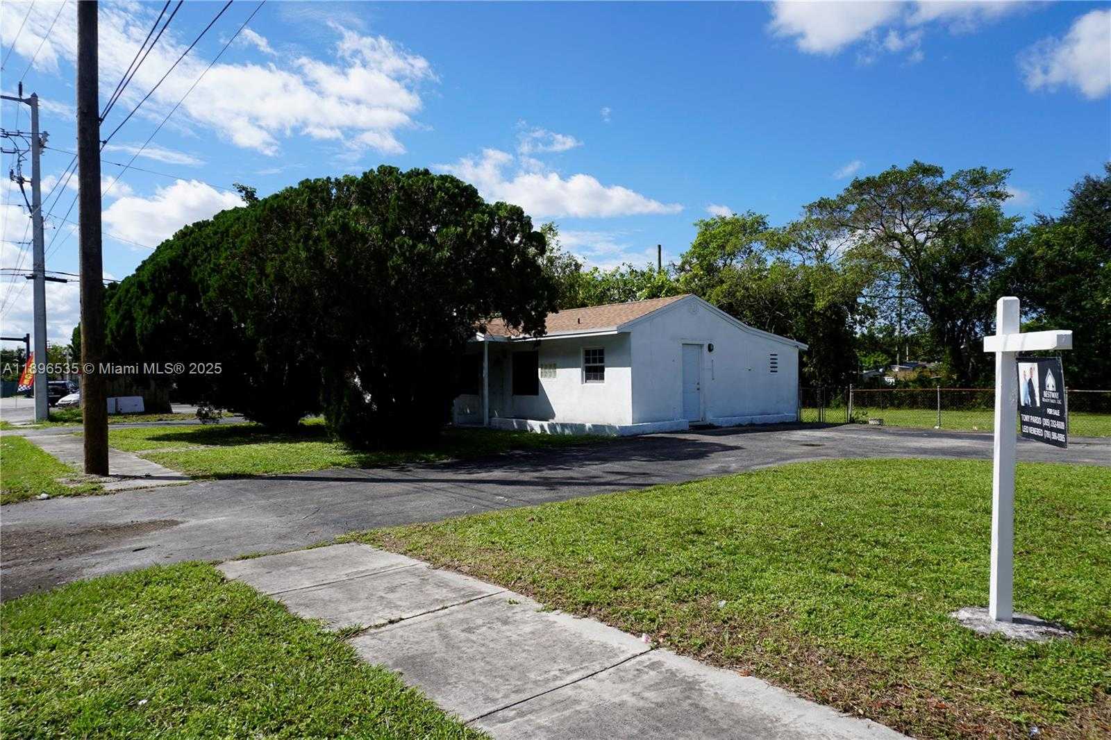Small Image of 6200 FLETCHER ST, Hollywood Number 2