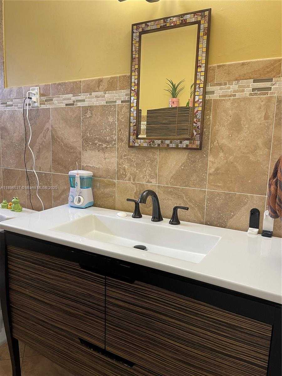 Small Image of 1961 36 AVENUE, Fort Lauderdale Number 16