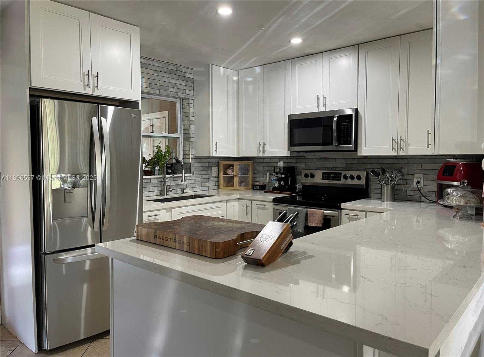 Small Image of 1961 36 AVENUE, Fort Lauderdale Number 6