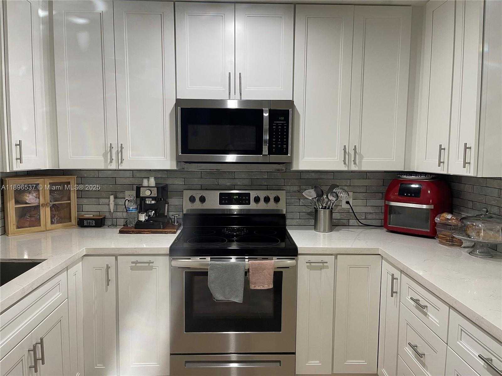 Small Image of 1961 36 AVENUE, Fort Lauderdale Number 7