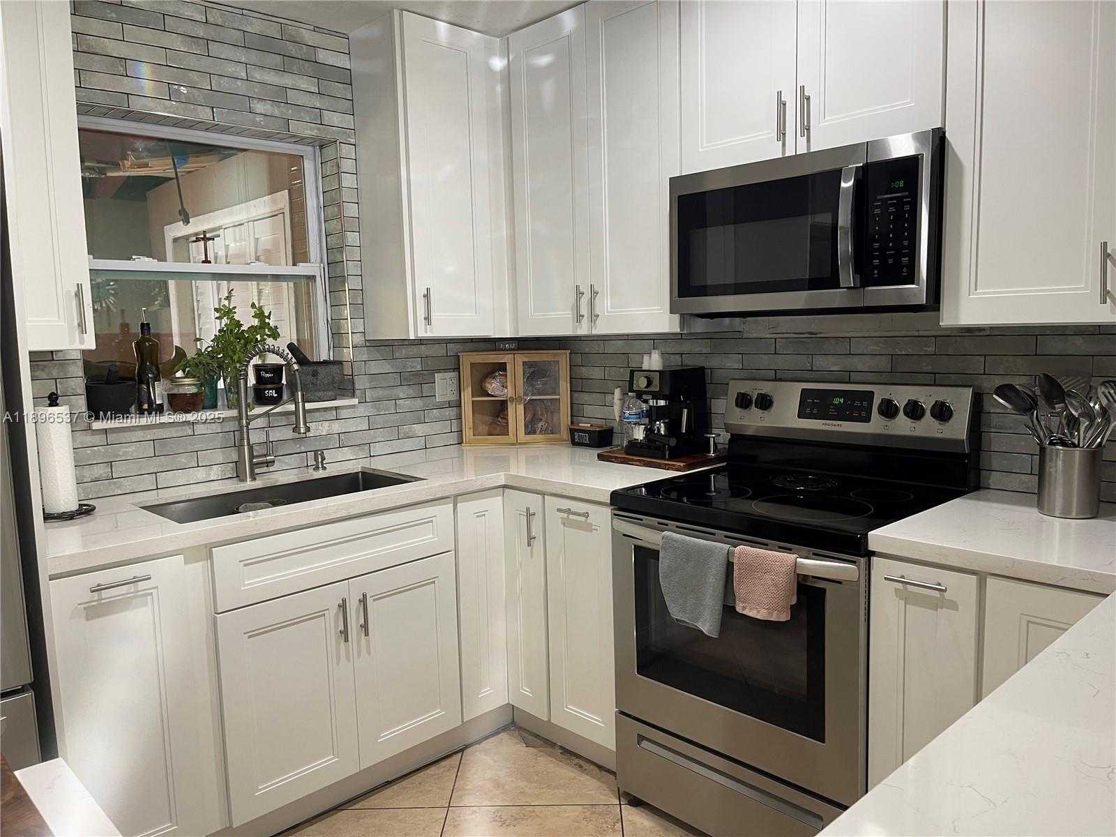 Small Image of 1961 36 AVENUE, Fort Lauderdale Number 8