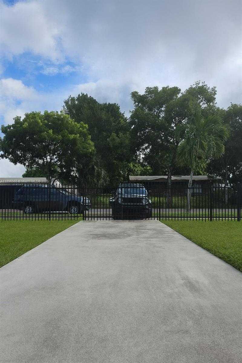 Small Image of 15770 NORTH WEST 17TH PL, Miami Gardens Number 2