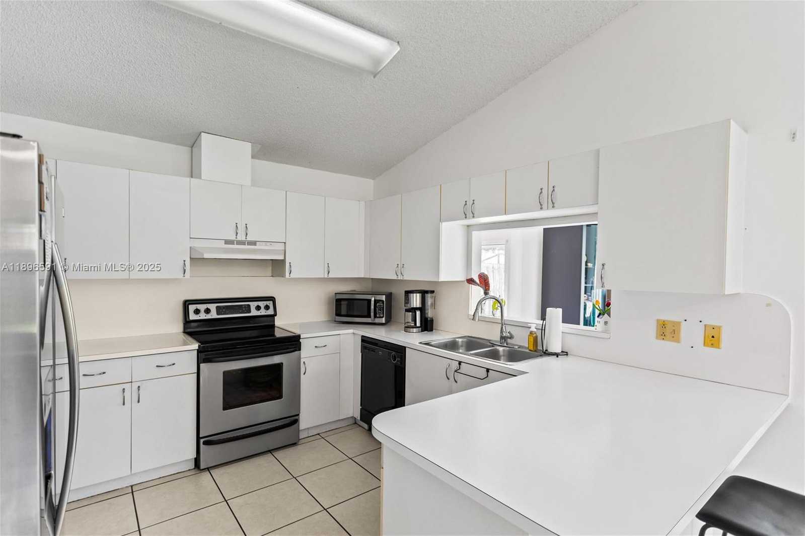 Small Image of 6090 NORTH WEST 179TH TER, Hialeah Number 11
