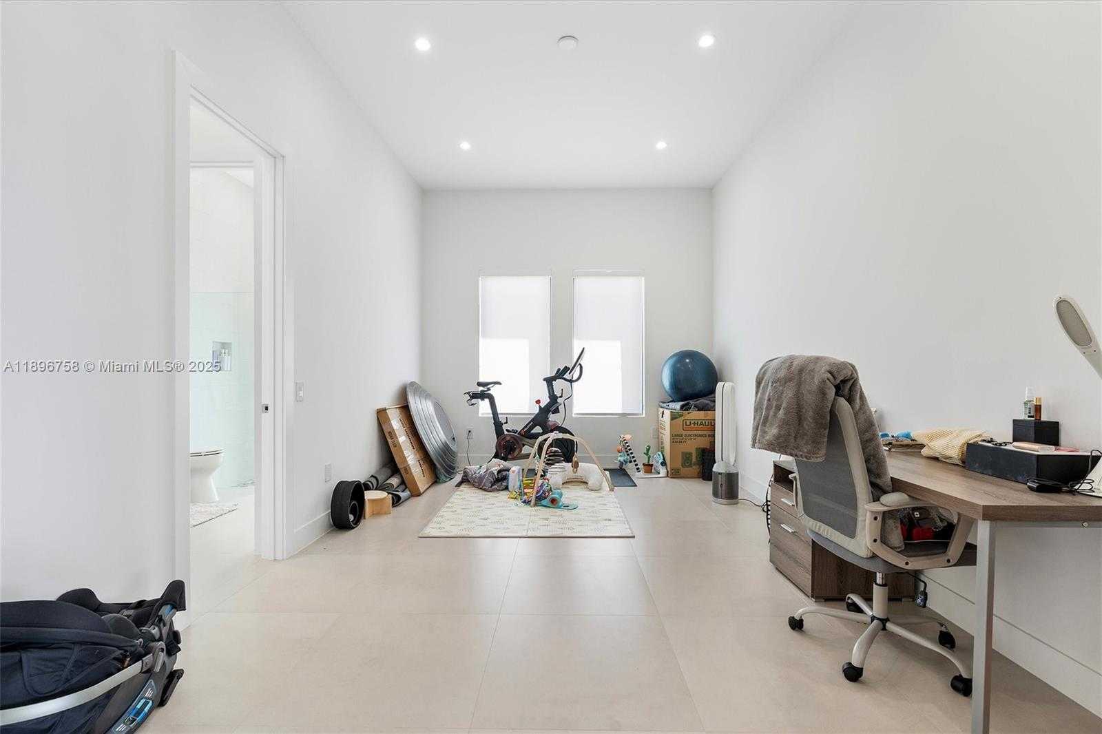 Small Image of 3502 NORTH ASHWOOD CIR N, Hollywood Number 14