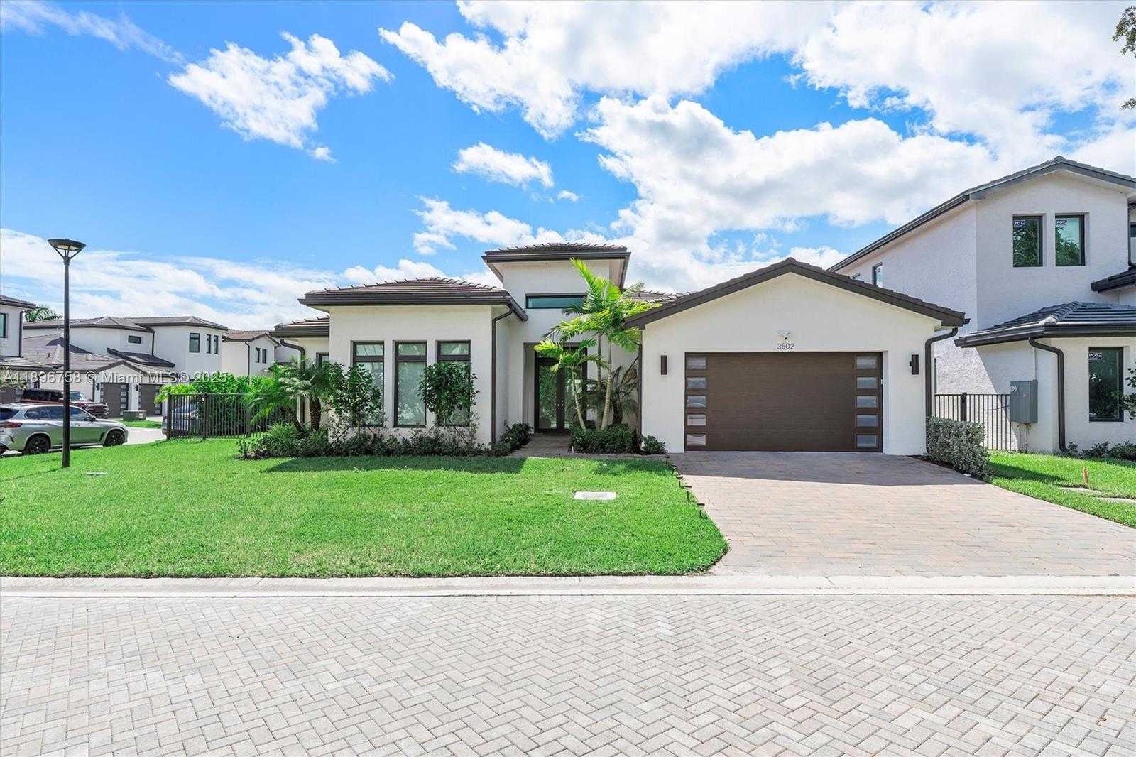 Small Image of 3502 NORTH ASHWOOD CIR N, Hollywood Number 2