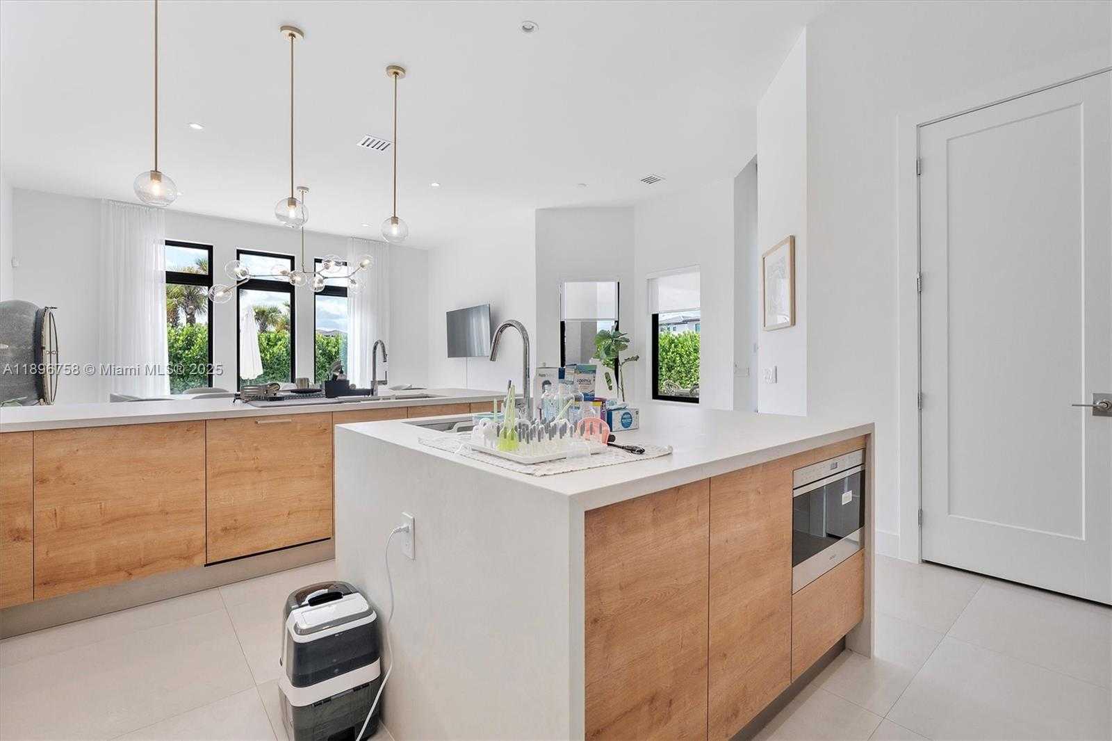 Small Image of 3502 NORTH ASHWOOD CIR N, Hollywood Number 23