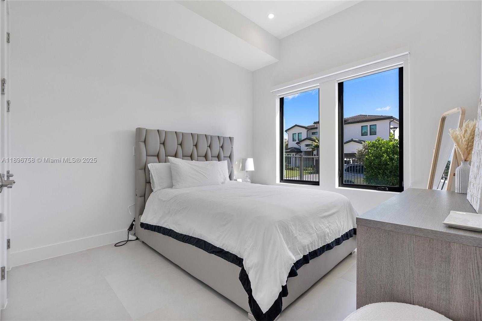 Small Image of 3502 NORTH ASHWOOD CIR N, Hollywood Number 25