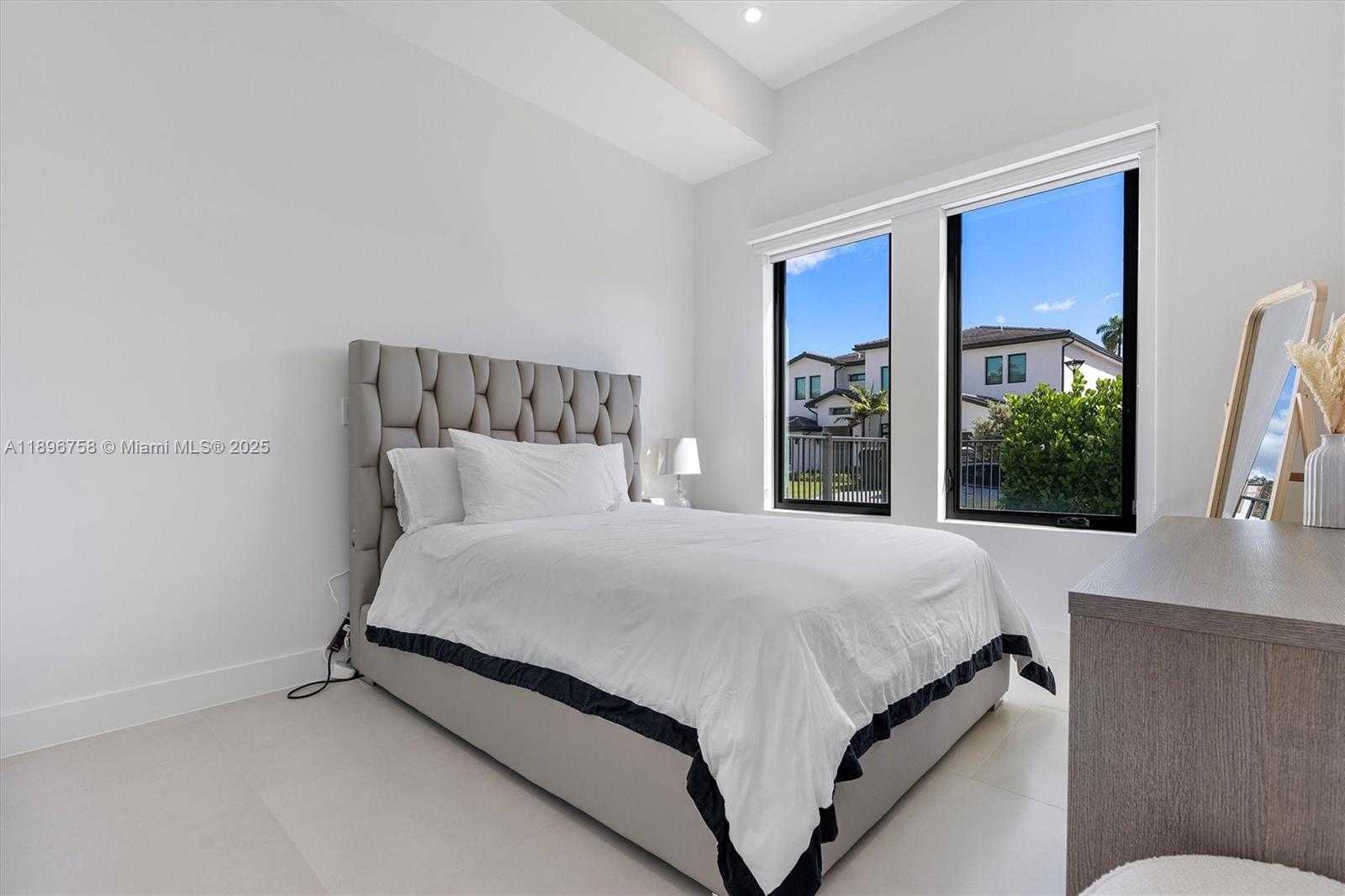 Small Image of 3502 NORTH ASHWOOD CIR N, Hollywood Number 26