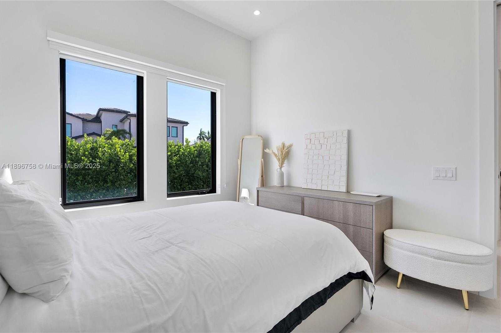 Small Image of 3502 NORTH ASHWOOD CIR N, Hollywood Number 27