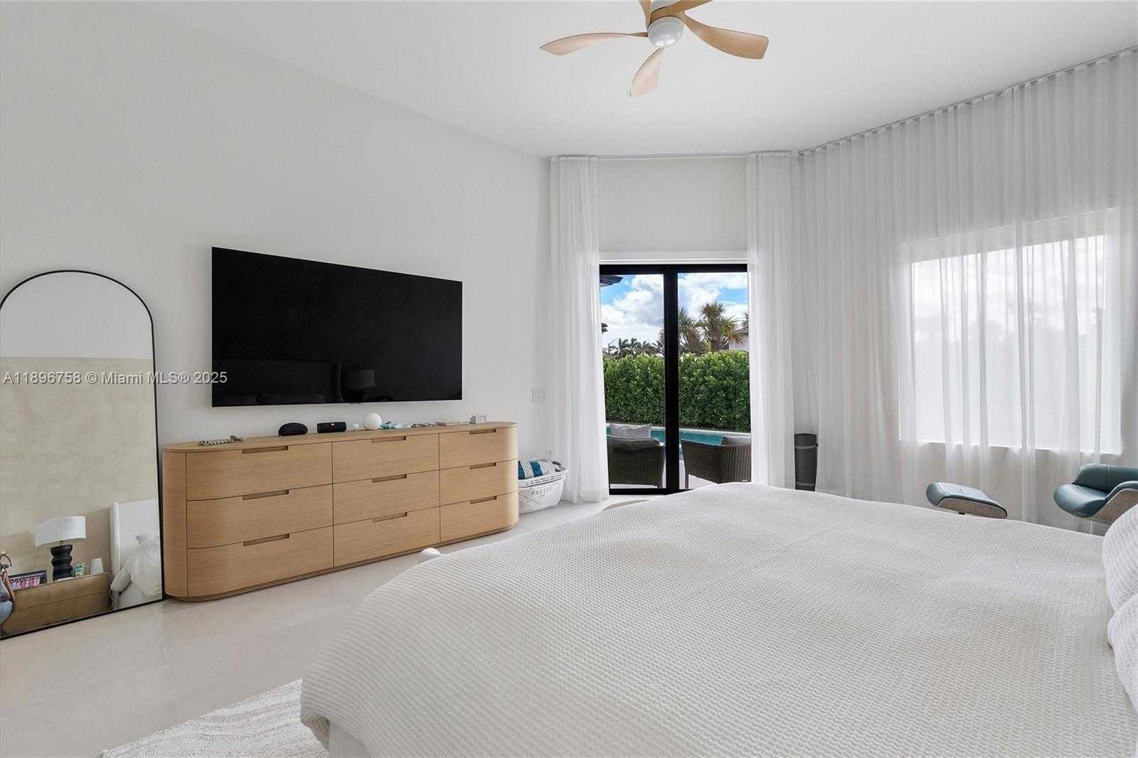 Small Image of 3502 NORTH ASHWOOD CIR N, Hollywood Number 35