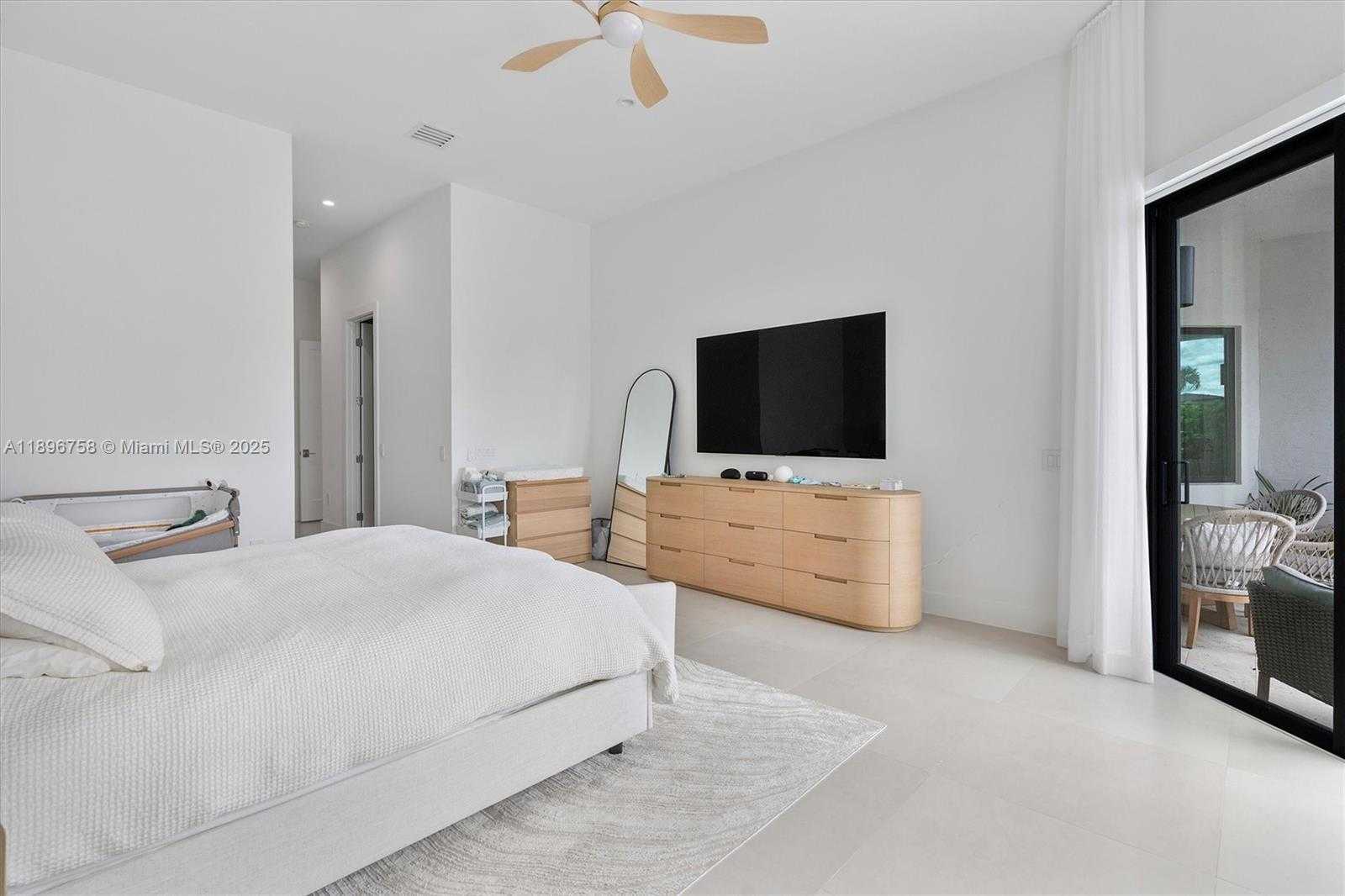 Small Image of 3502 NORTH ASHWOOD CIR N, Hollywood Number 38