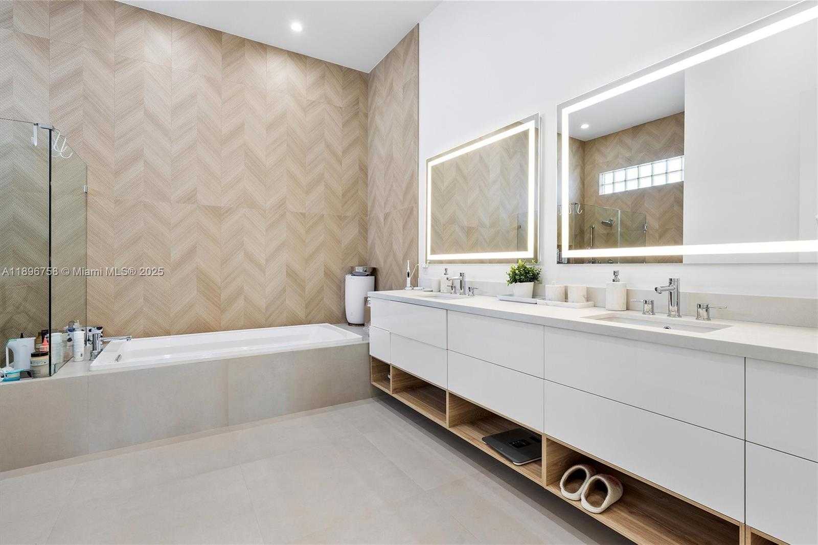 Small Image of 3502 NORTH ASHWOOD CIR N, Hollywood Number 41