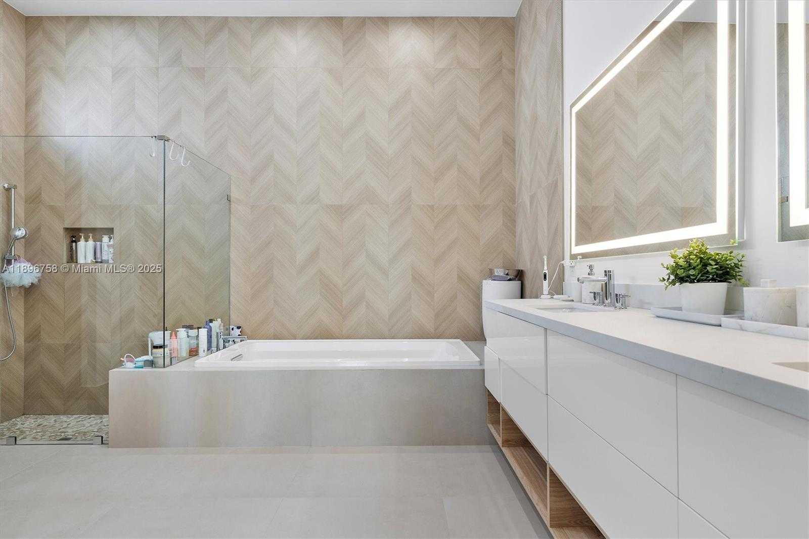 Small Image of 3502 NORTH ASHWOOD CIR N, Hollywood Number 42