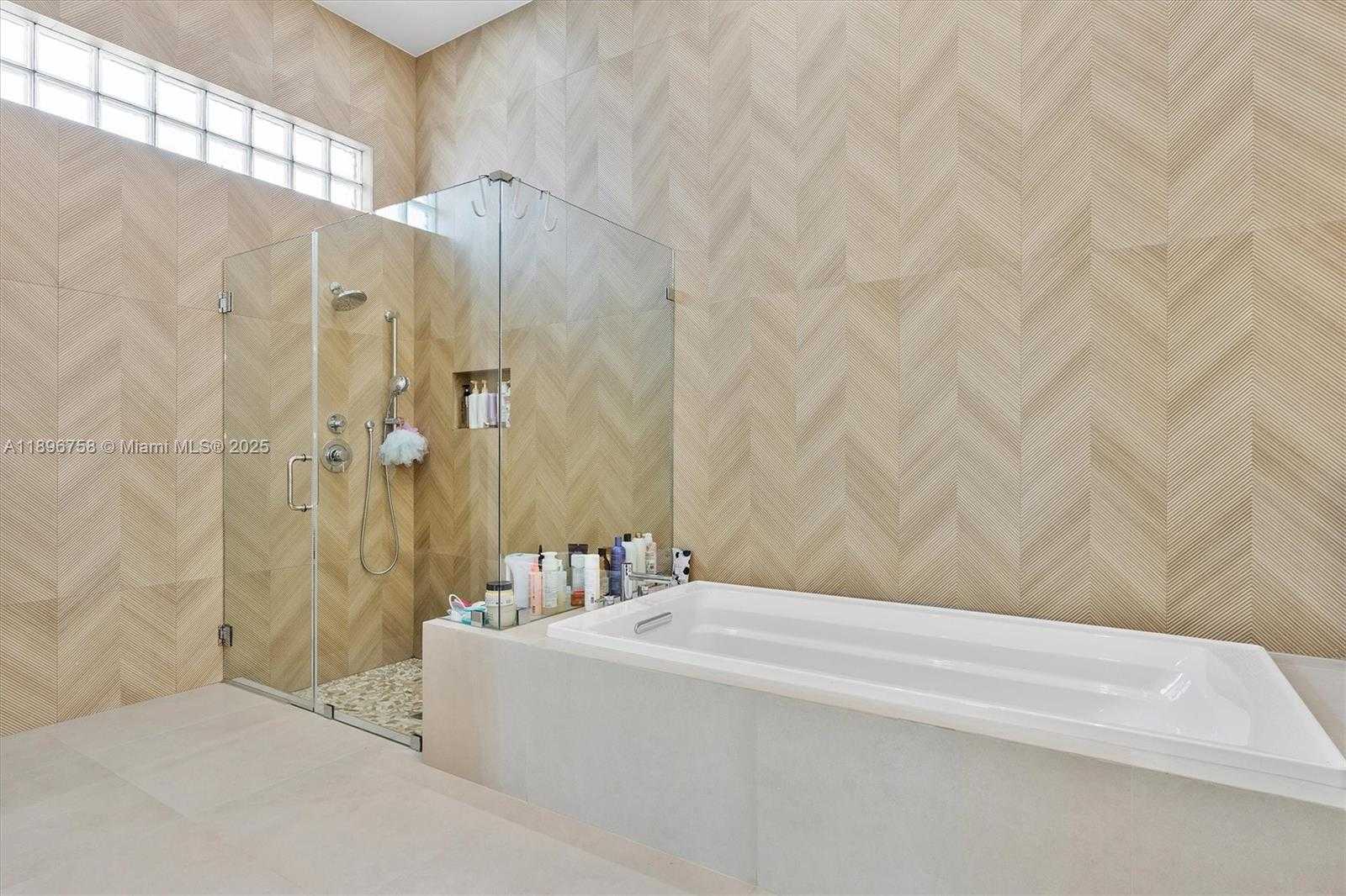 Small Image of 3502 NORTH ASHWOOD CIR N, Hollywood Number 43