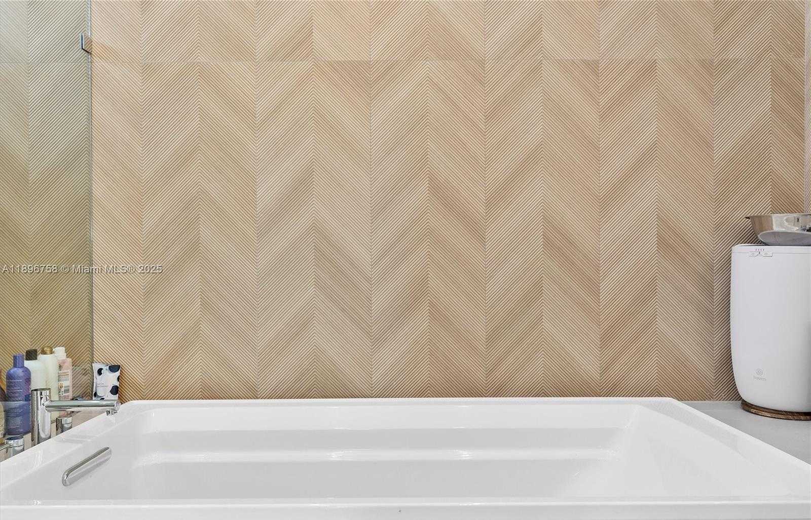 Small Image of 3502 NORTH ASHWOOD CIR N, Hollywood Number 44