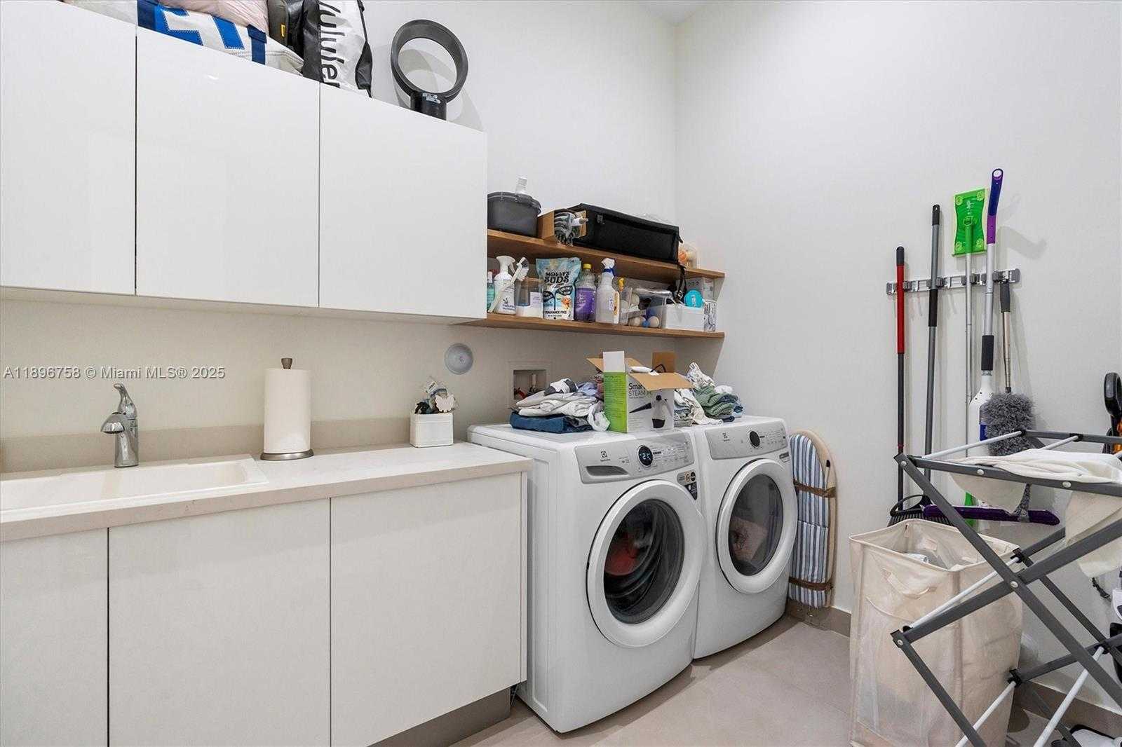 Small Image of 3502 NORTH ASHWOOD CIR N, Hollywood Number 45