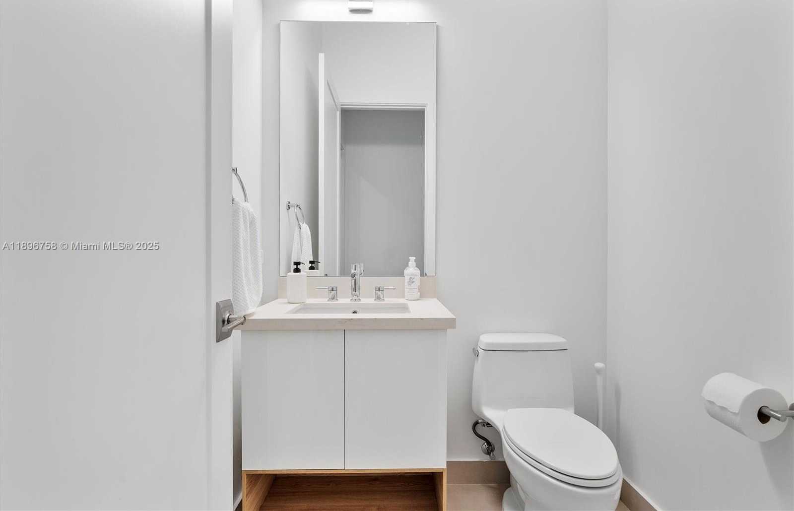 Small Image of 3502 NORTH ASHWOOD CIR N, Hollywood Number 46