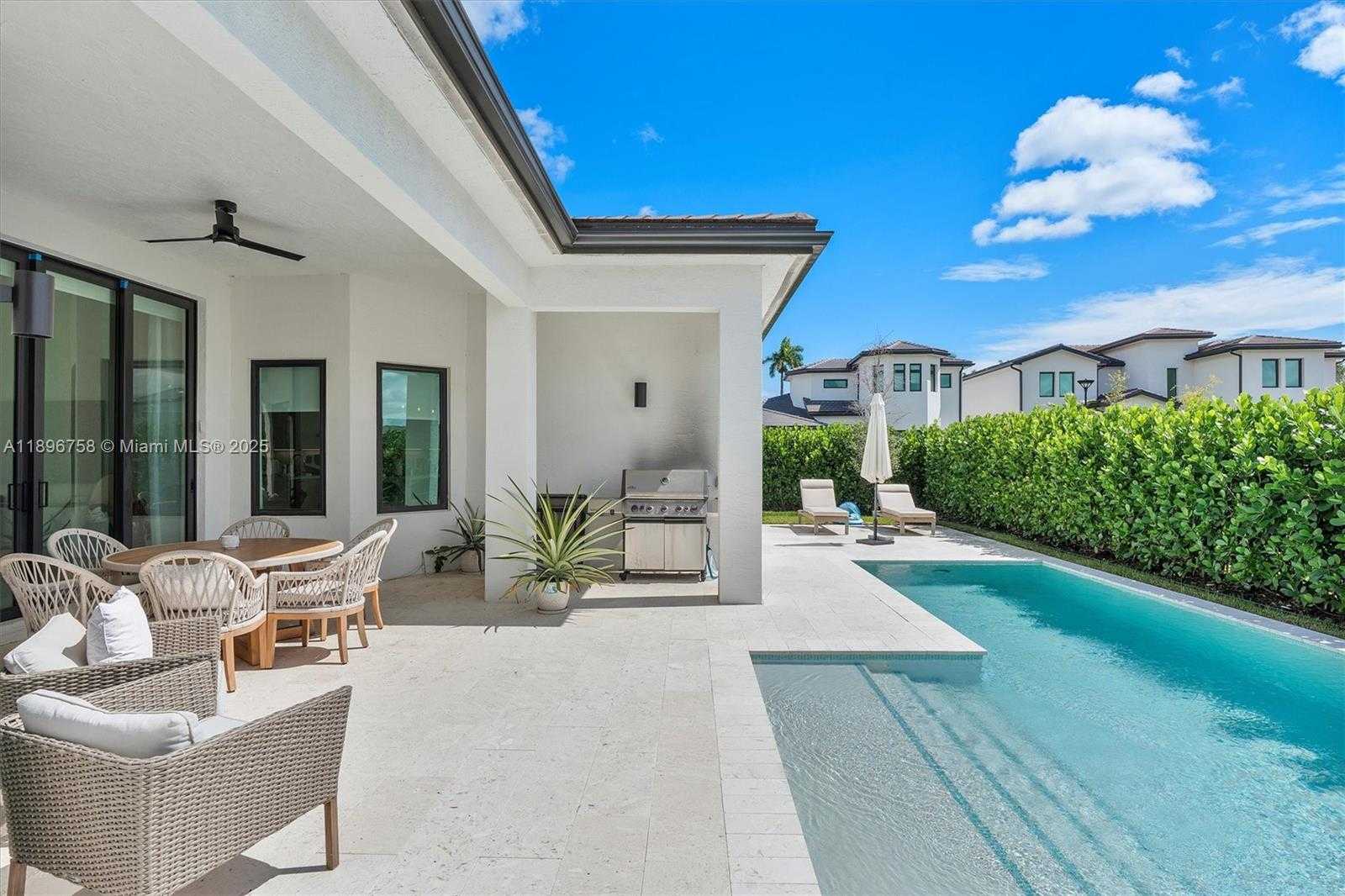 Small Image of 3502 NORTH ASHWOOD CIR N, Hollywood Number 49