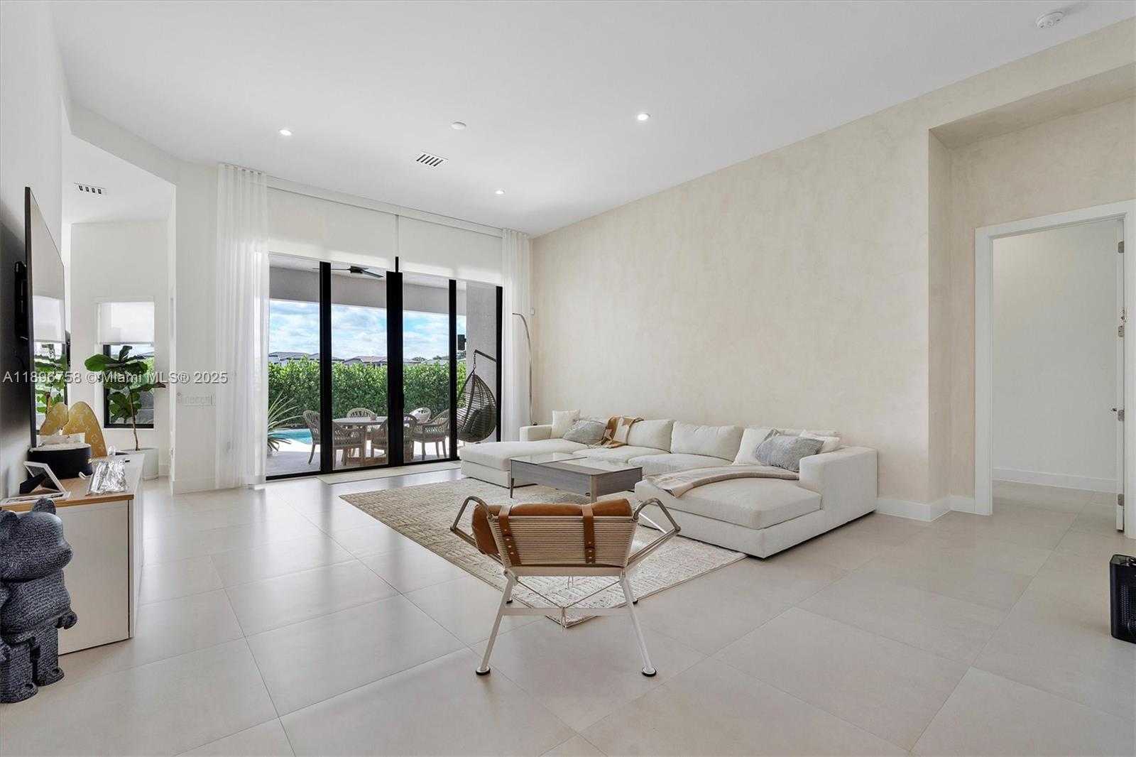 Small Image of 3502 NORTH ASHWOOD CIR N, Hollywood Number 5