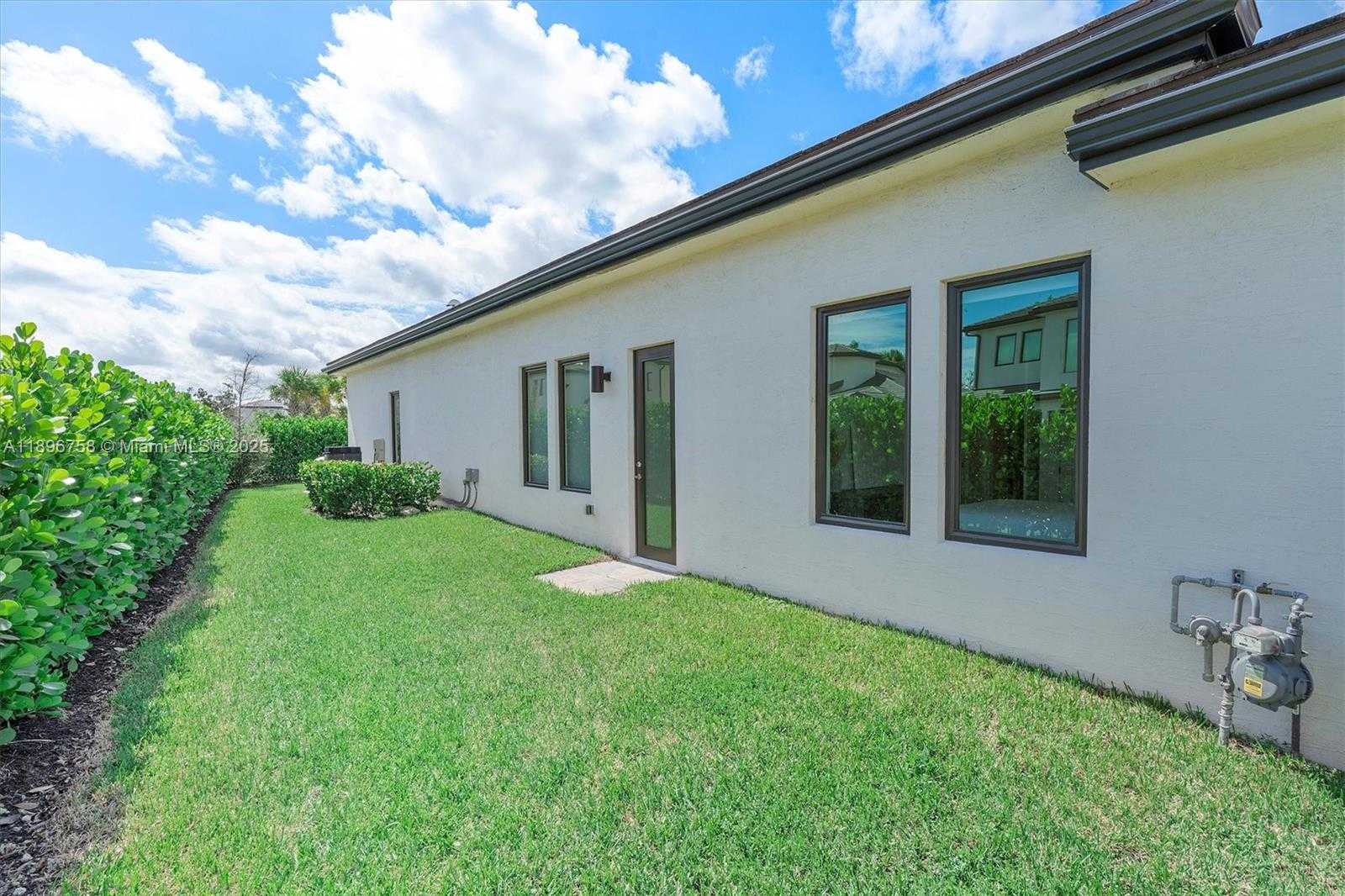 Small Image of 3502 NORTH ASHWOOD CIR N, Hollywood Number 56