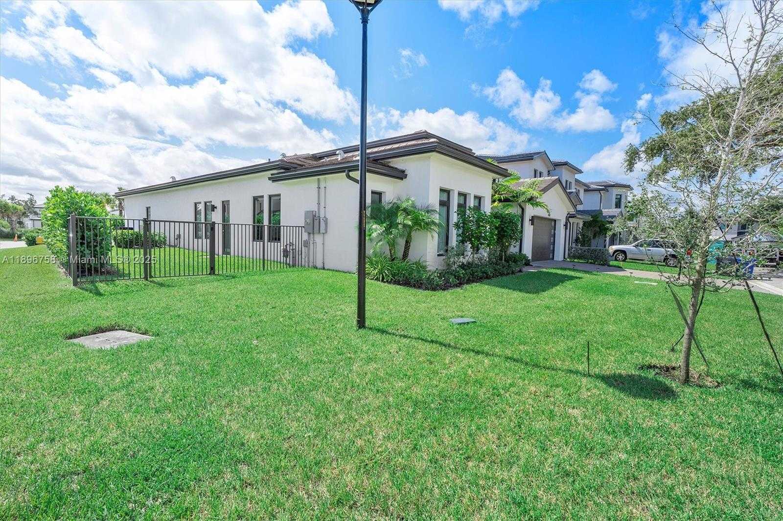 Small Image of 3502 NORTH ASHWOOD CIR N, Hollywood Number 57