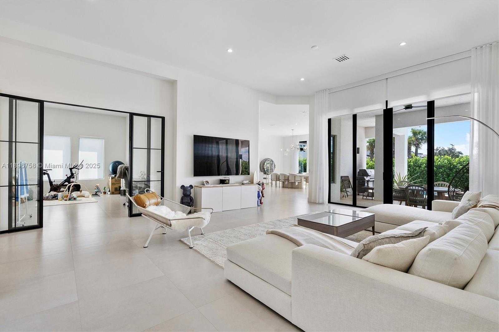 Small Image of 3502 NORTH ASHWOOD CIR N, Hollywood Number 7