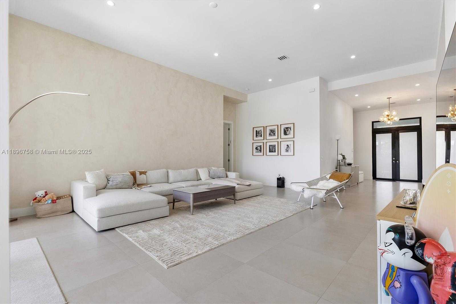 Small Image of 3502 NORTH ASHWOOD CIR N, Hollywood Number 9