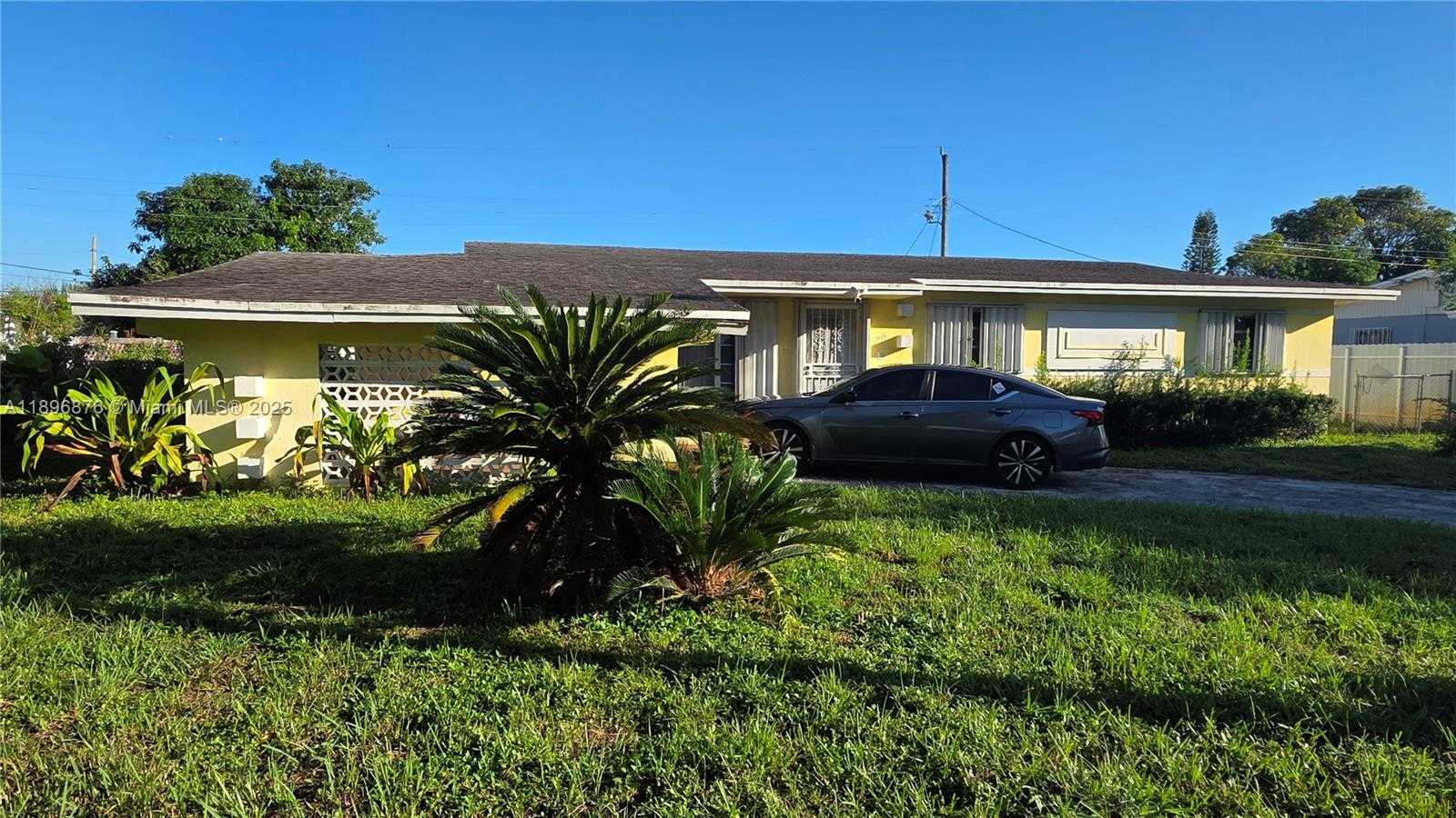 Small Image of 2915 NORTH WEST 183RD ST, Miami Gardens Number 2