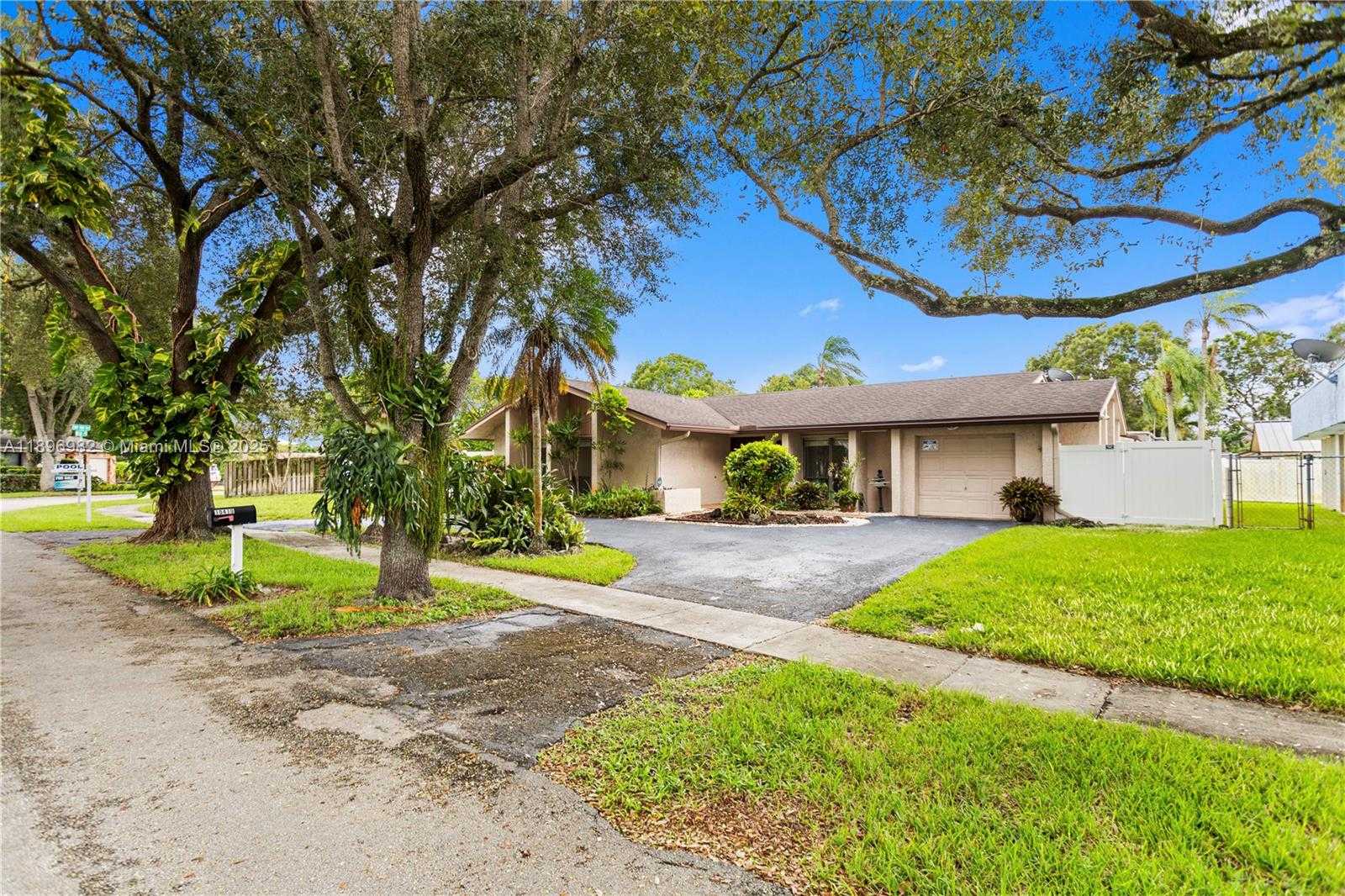 Small Image of 10410 SOUTH WEST 50TH PL, Cooper City Number 54