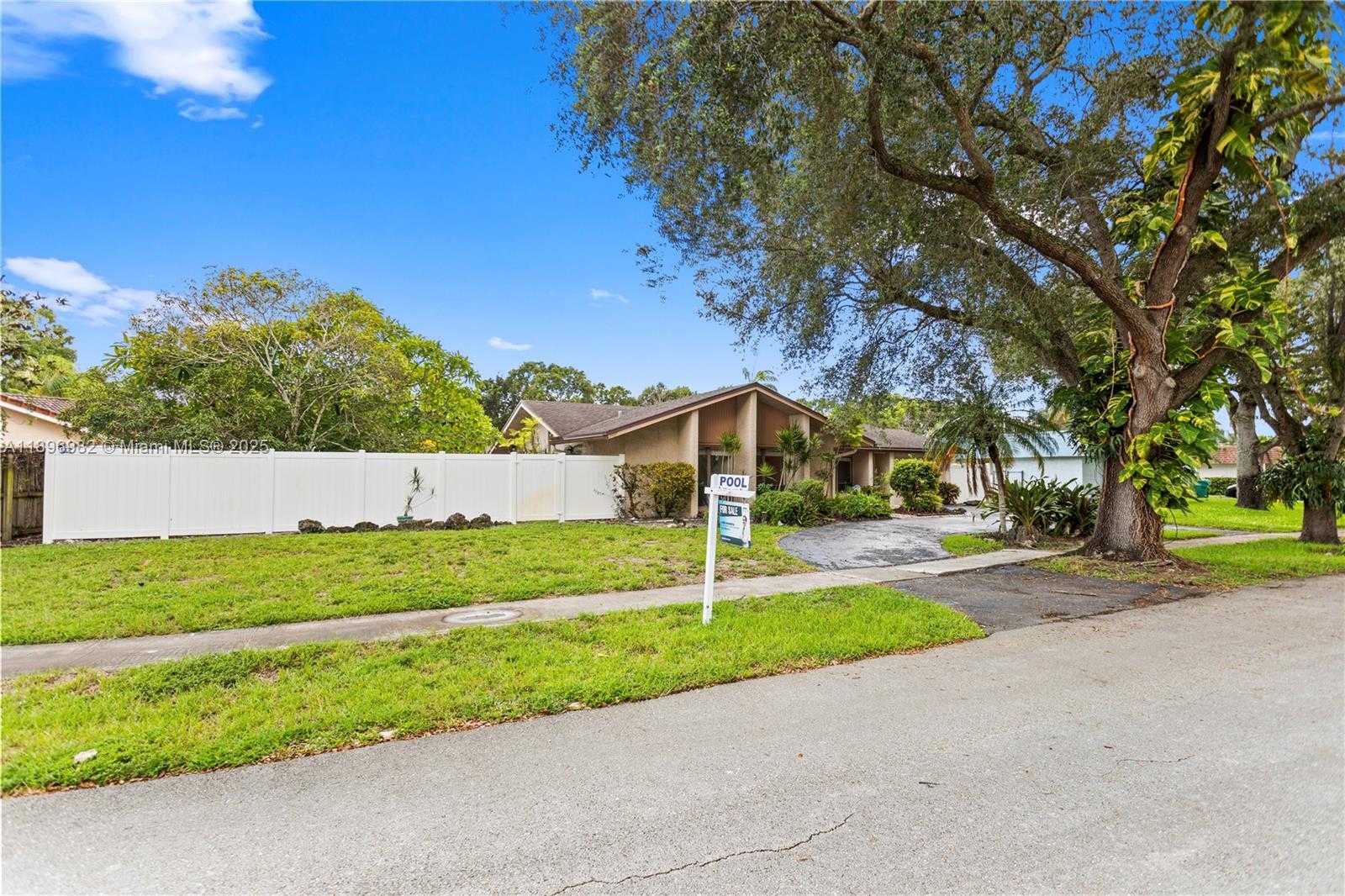 Small Image of 10410 SOUTH WEST 50TH PL, Cooper City Number 57