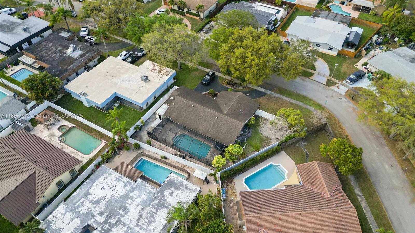 Small Image of 10410 SOUTH WEST 50TH PL, Cooper City Number 64