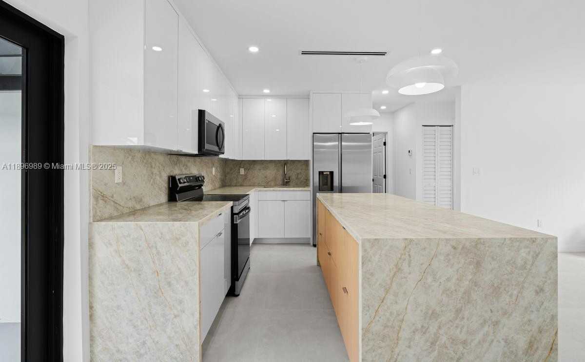 Small Image of 841 SOUTH EAST 11TH PL, Hialeah Number 14