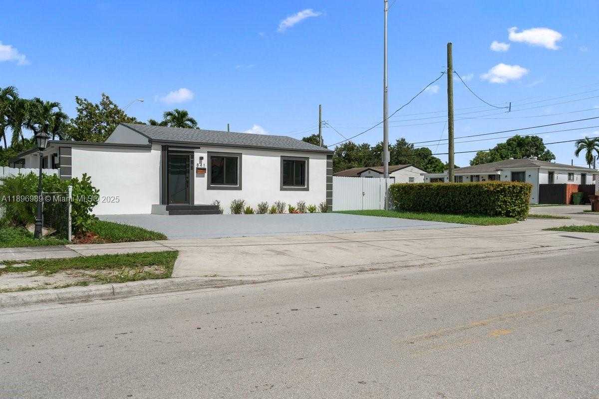 Small Image of 841 SOUTH EAST 11TH PL, Hialeah Number 2