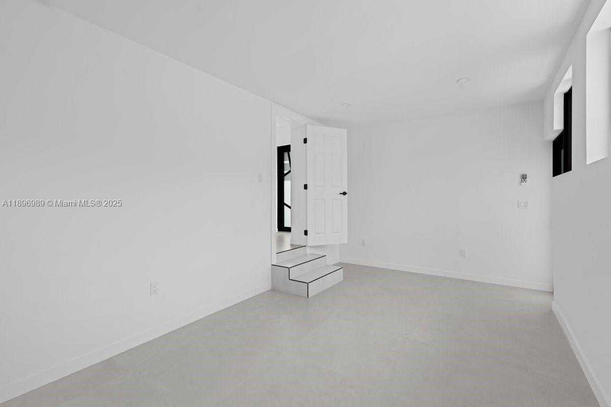 Small Image of 841 SOUTH EAST 11TH PL, Hialeah Number 31