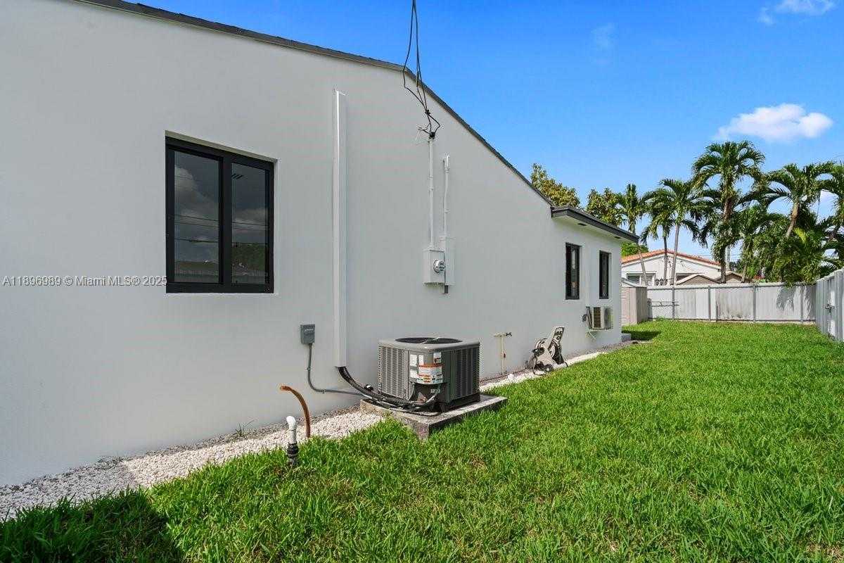 Small Image of 841 SOUTH EAST 11TH PL, Hialeah Number 41