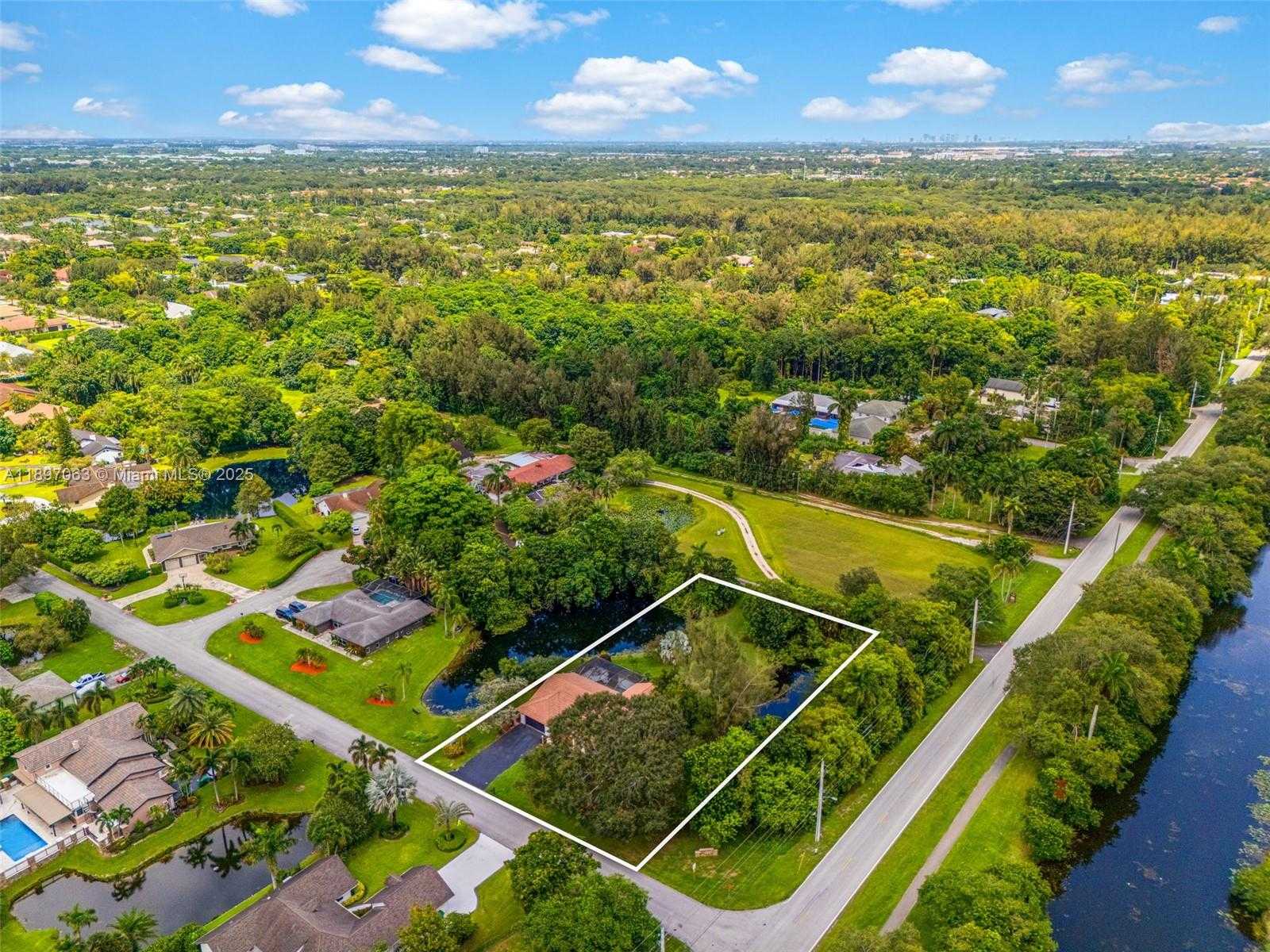 Small Image of 4490 SOUTH WEST 105TH AVE, Davie Number 63