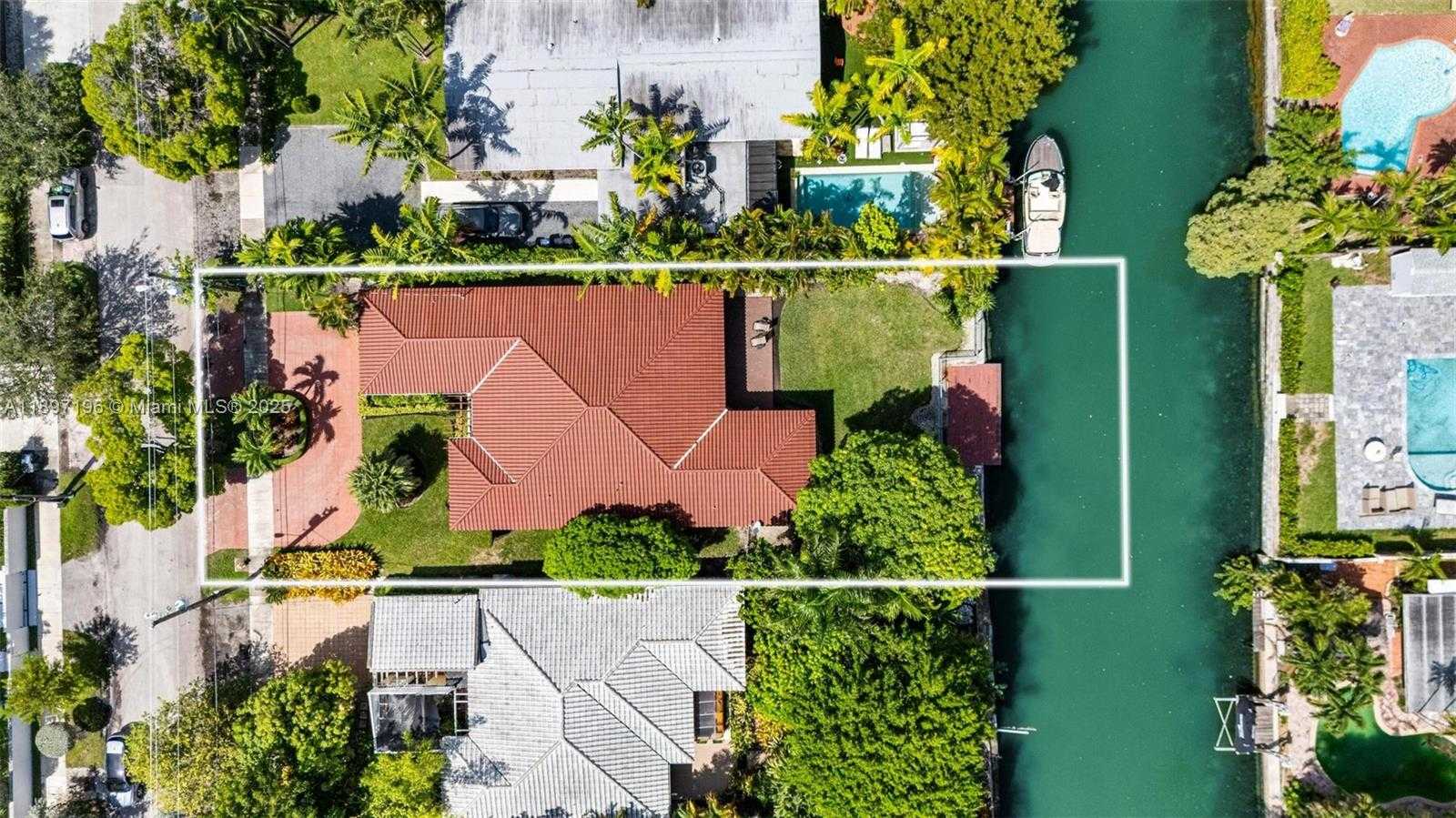 Small Image of 1855 DAYTONIA RD, Miami Beach Number 2