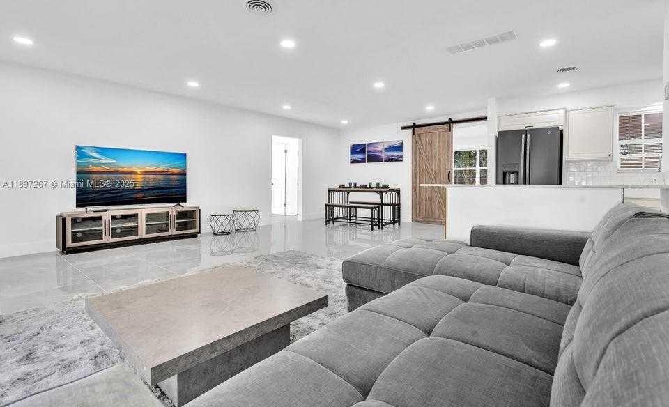 Small Image of 2112 NORTH 14TH TER, Hollywood Number 2