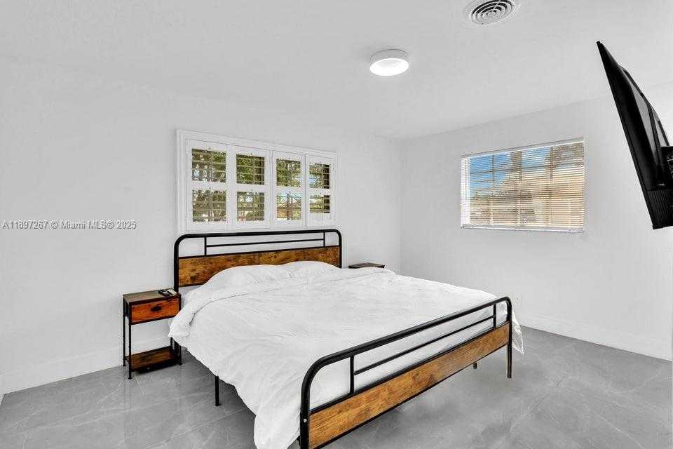 Small Image of 2112 NORTH 14TH TER, Hollywood Number 6