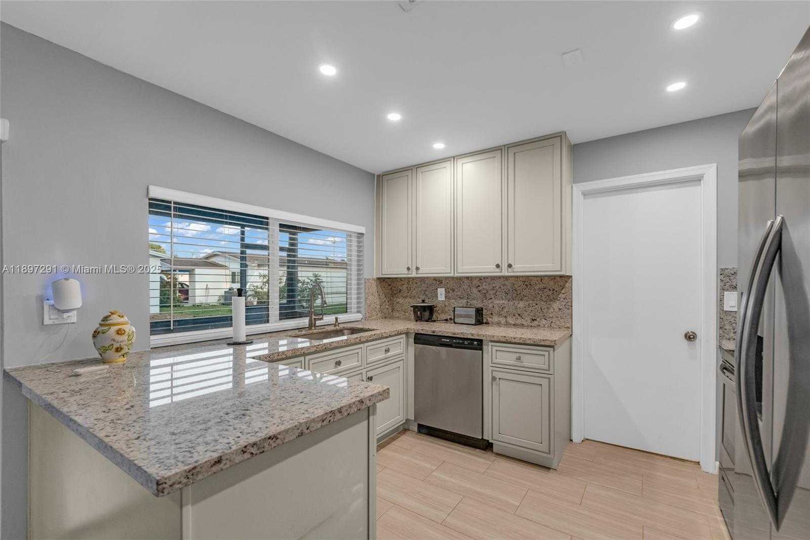 Small Image of 980 NORTH WEST 69 AVE, Margate Number 9