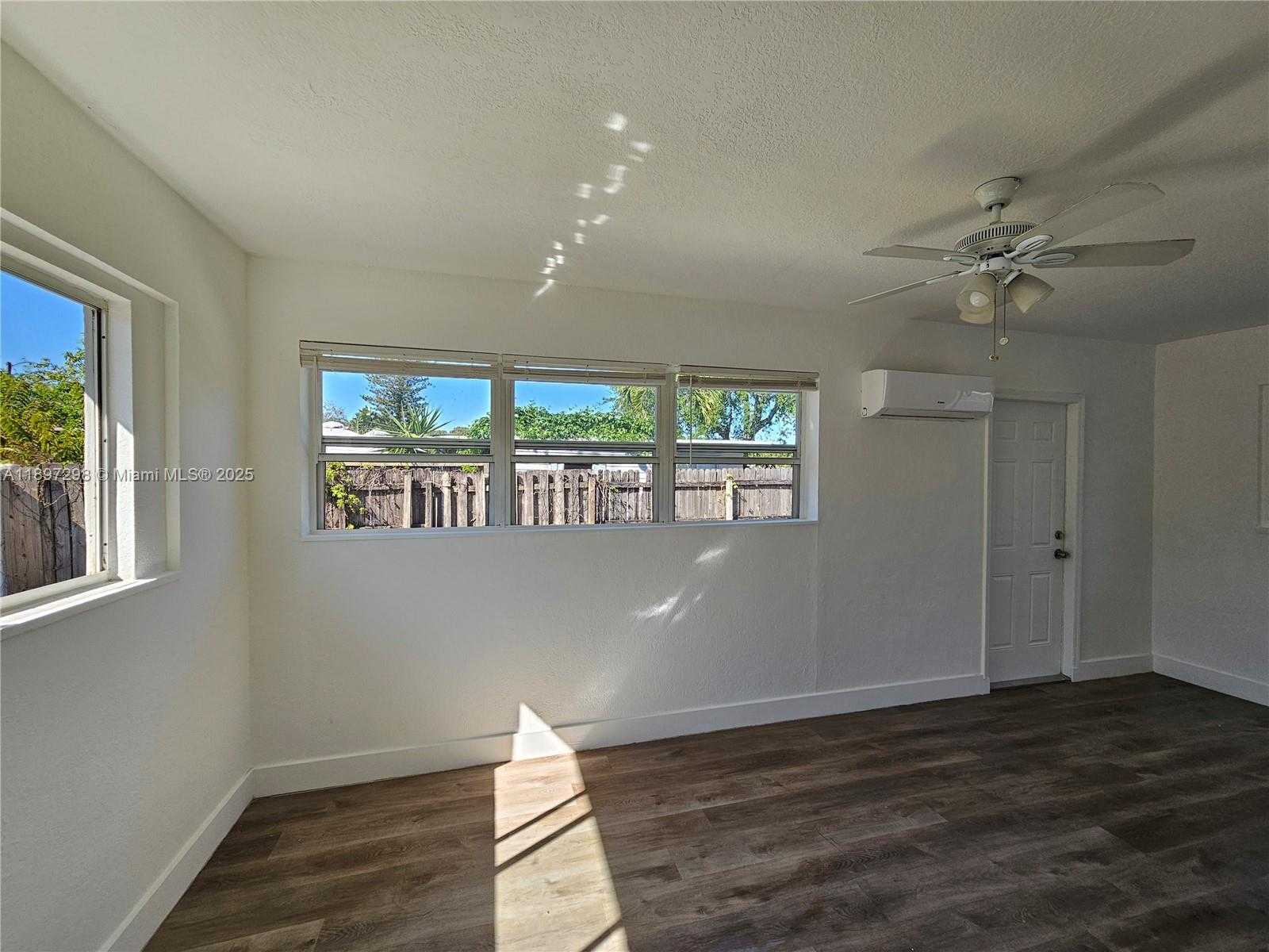 Small Image of 5621 CLEVELAND ST, Hollywood Number 14