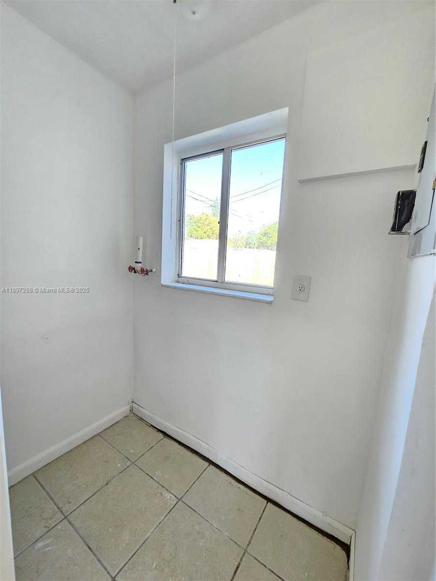 Small Image of 5621 CLEVELAND ST, Hollywood Number 15